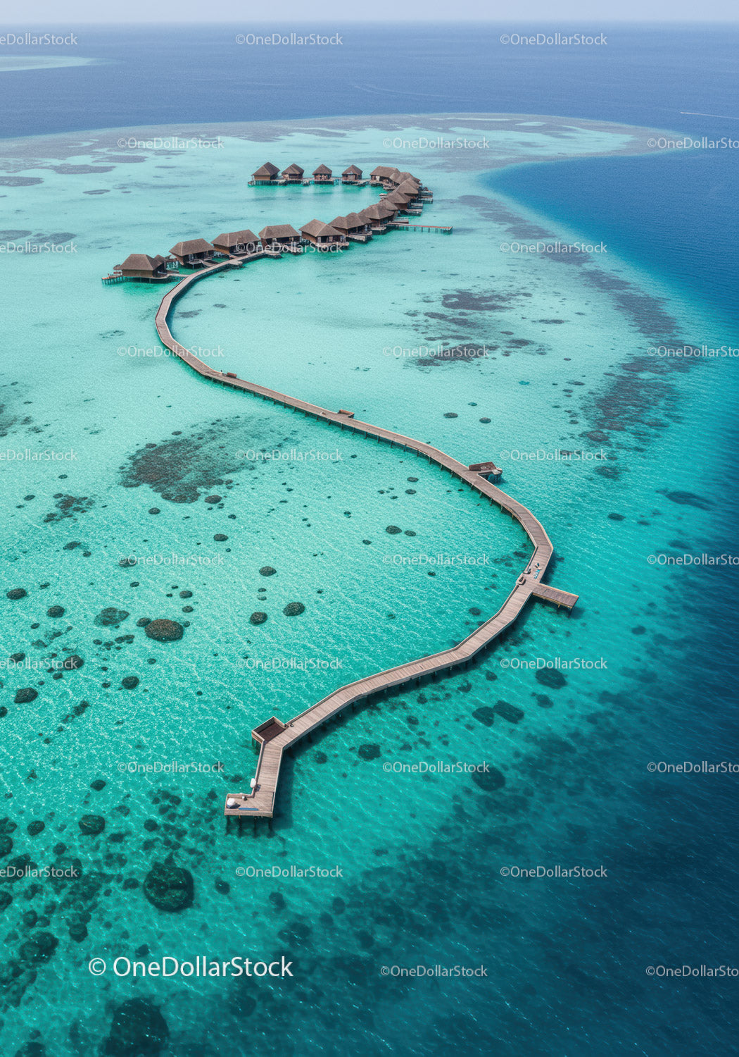 Bungalowy na wodzie nad turkusowym oceanem z drewnianym pomostem