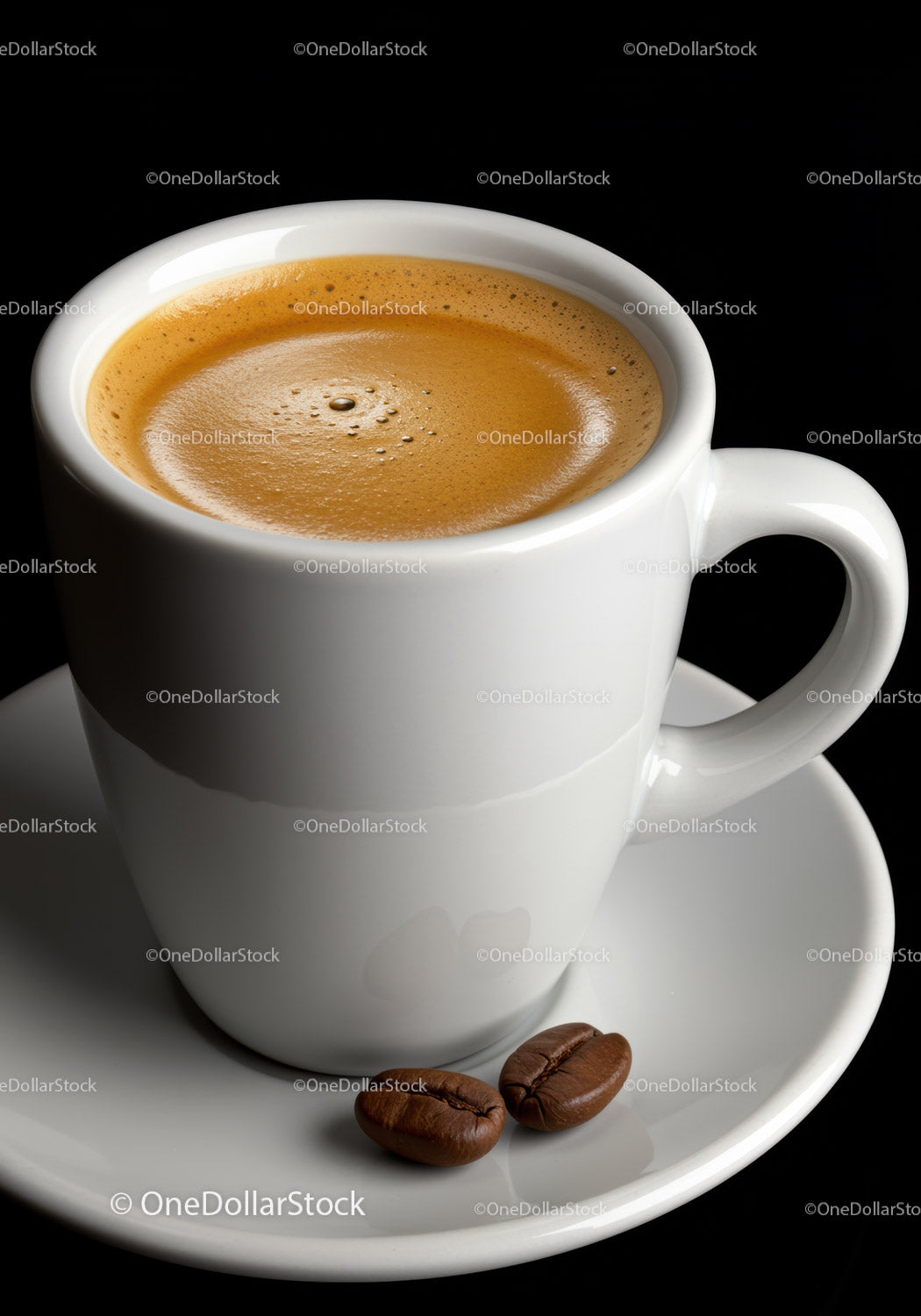 Świeżo zaparzone espresso w białej filiżance z ziarnami kawy