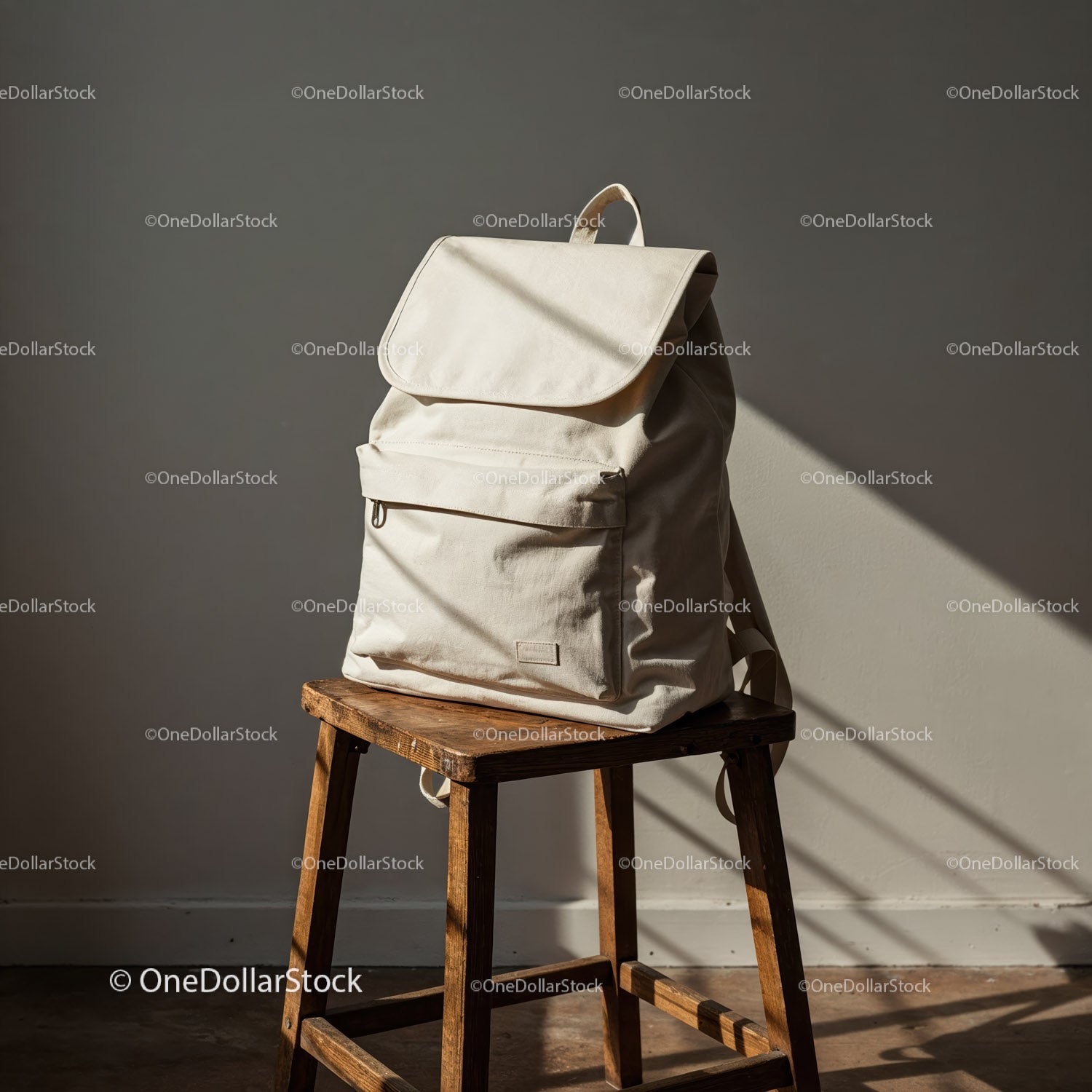 Minimalistyczny beżowy plecak na rustykalnym drewnianym stołku