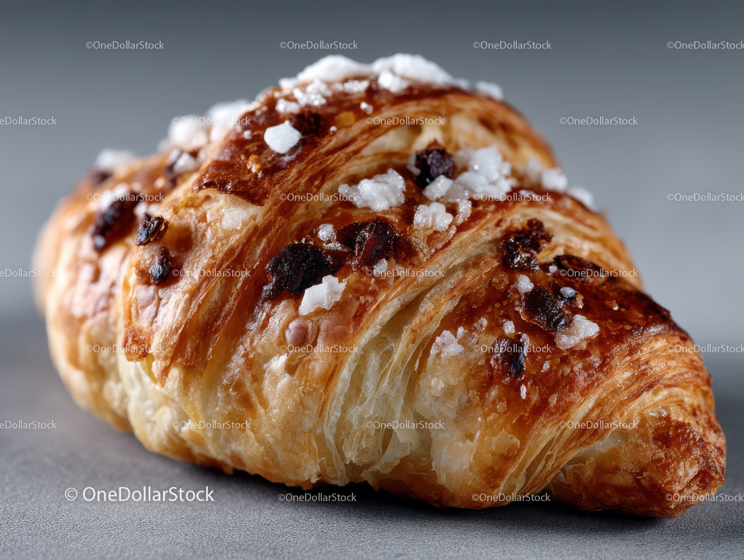 Croissant z kawałkami czekolady, kryształkami cukru i delikatnymi warstwami