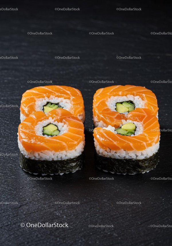 Świeże rolki sushi z łososia z awokado na czarnym łupku