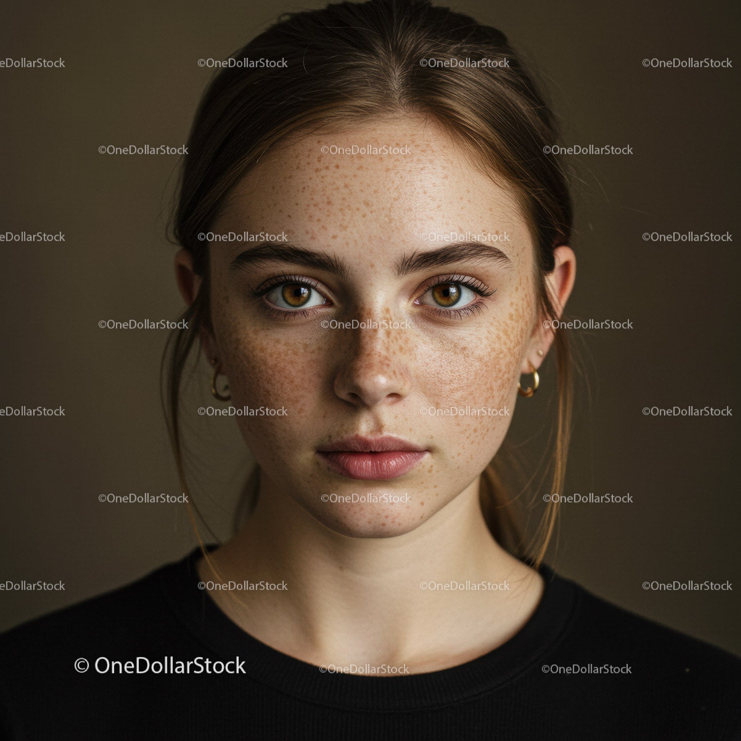 Portret młodej kobiety z piegami i piwnymi oczami