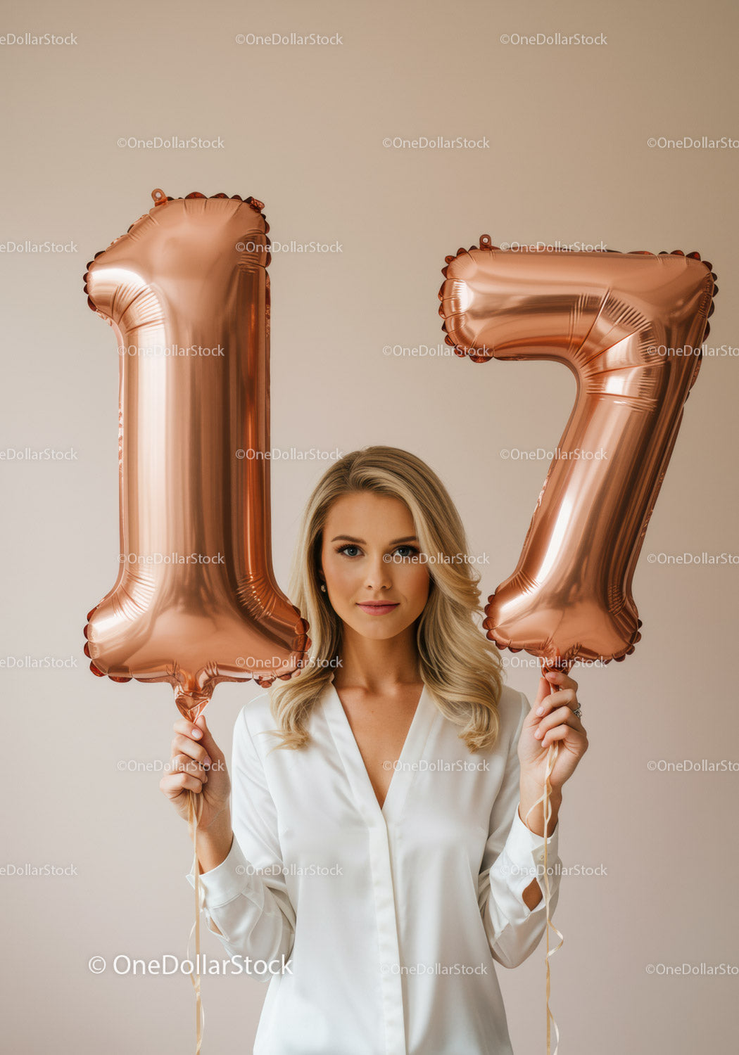 Młoda kobieta świętująca siedemnaste urodziny z balonami
