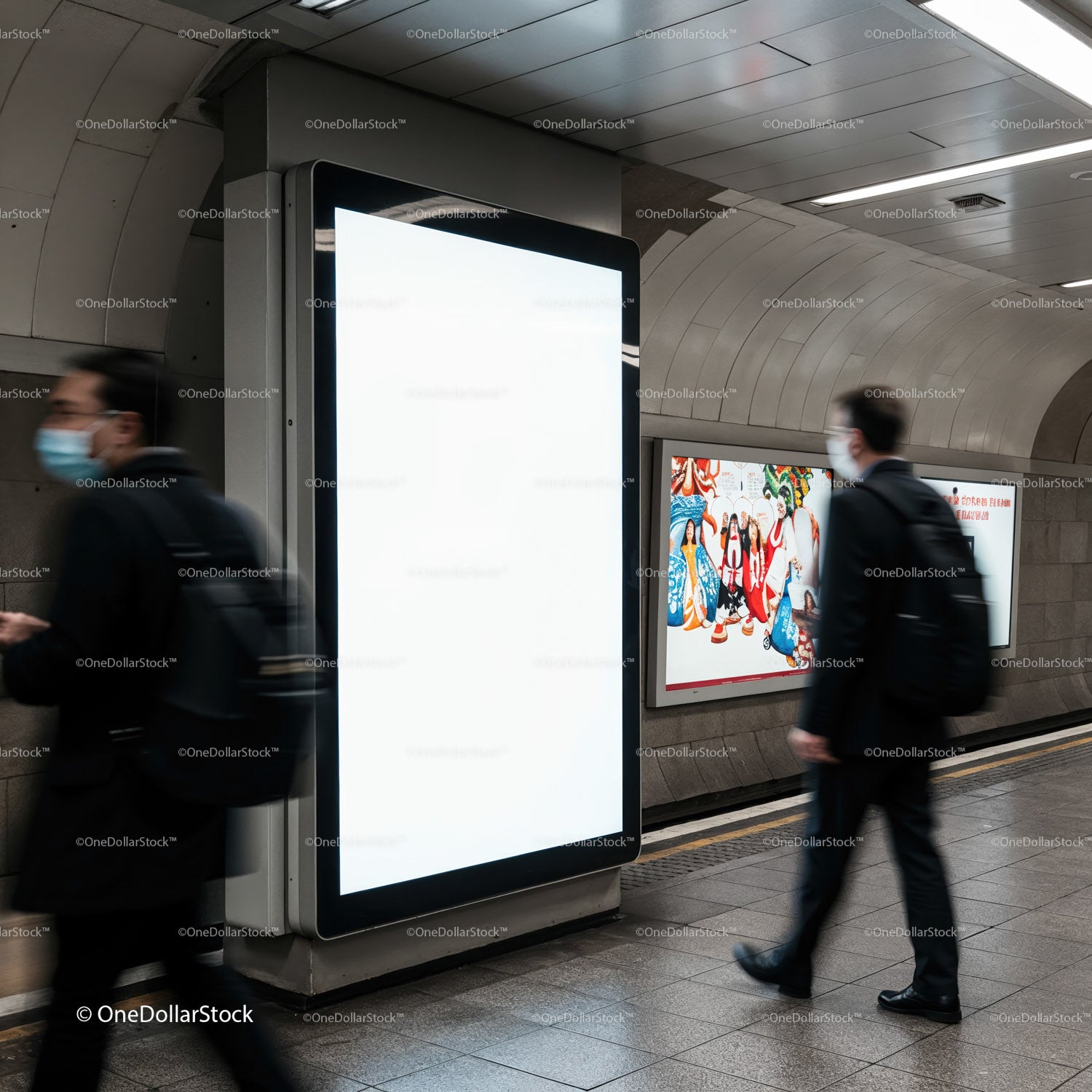 Pasażerowie przechodzący obok pustego cyfrowego billboardu w metrze