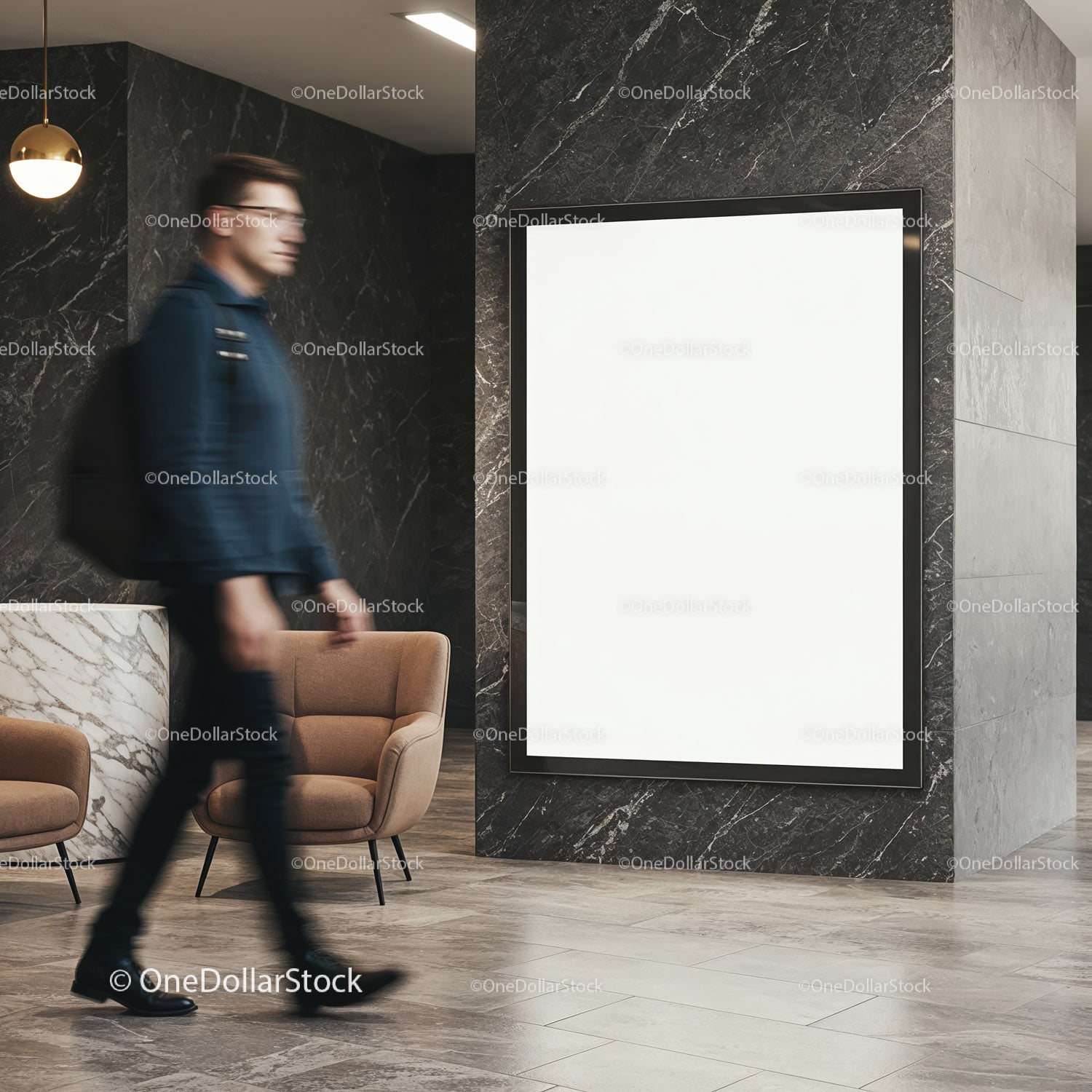 Rozmazany mężczyzna przechodzący obok pustego, nowoczesnego plakatu typu lightbox