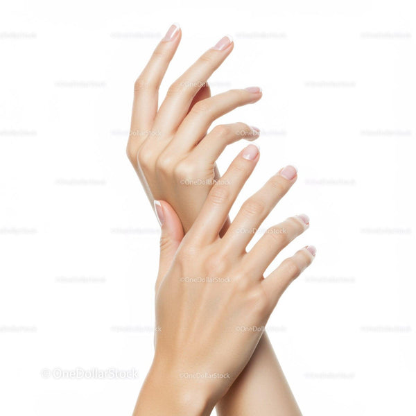 Eleganckie kobiece dłonie z naturalnym manicure na białym tle