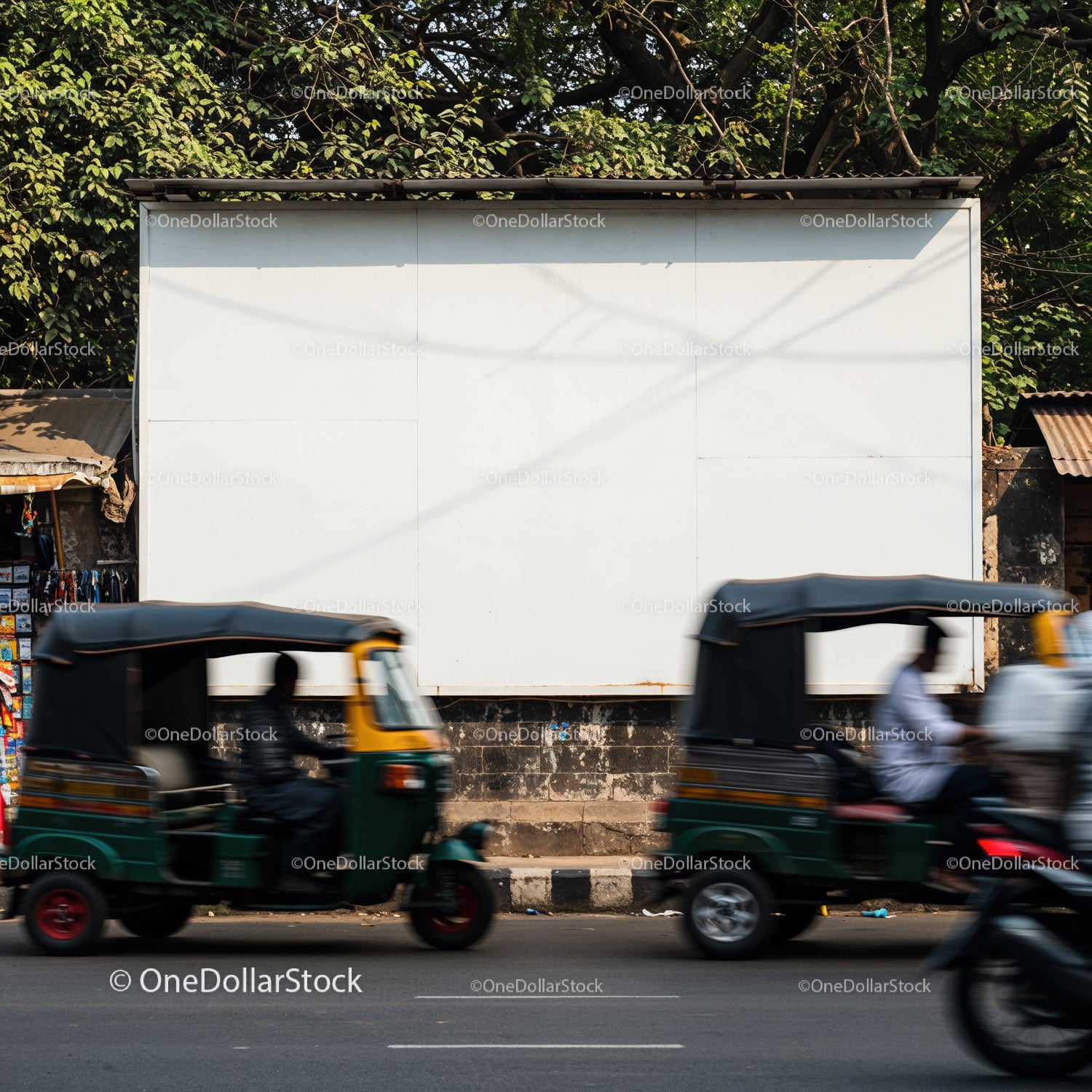 Scena uliczna z niewyraźnymi auto-rikszami przejeżdżającymi obok białego billboardu