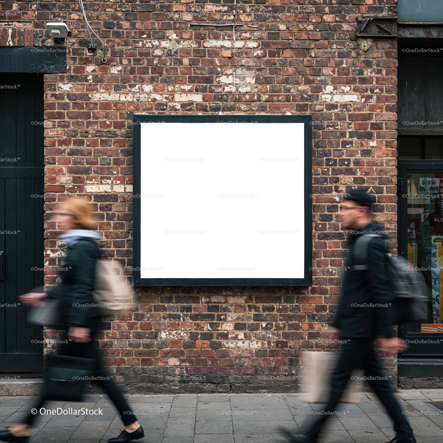 Dwóch niewyraźnych pieszych przechodzących obok pustego billboardu na ceglanej ścianie