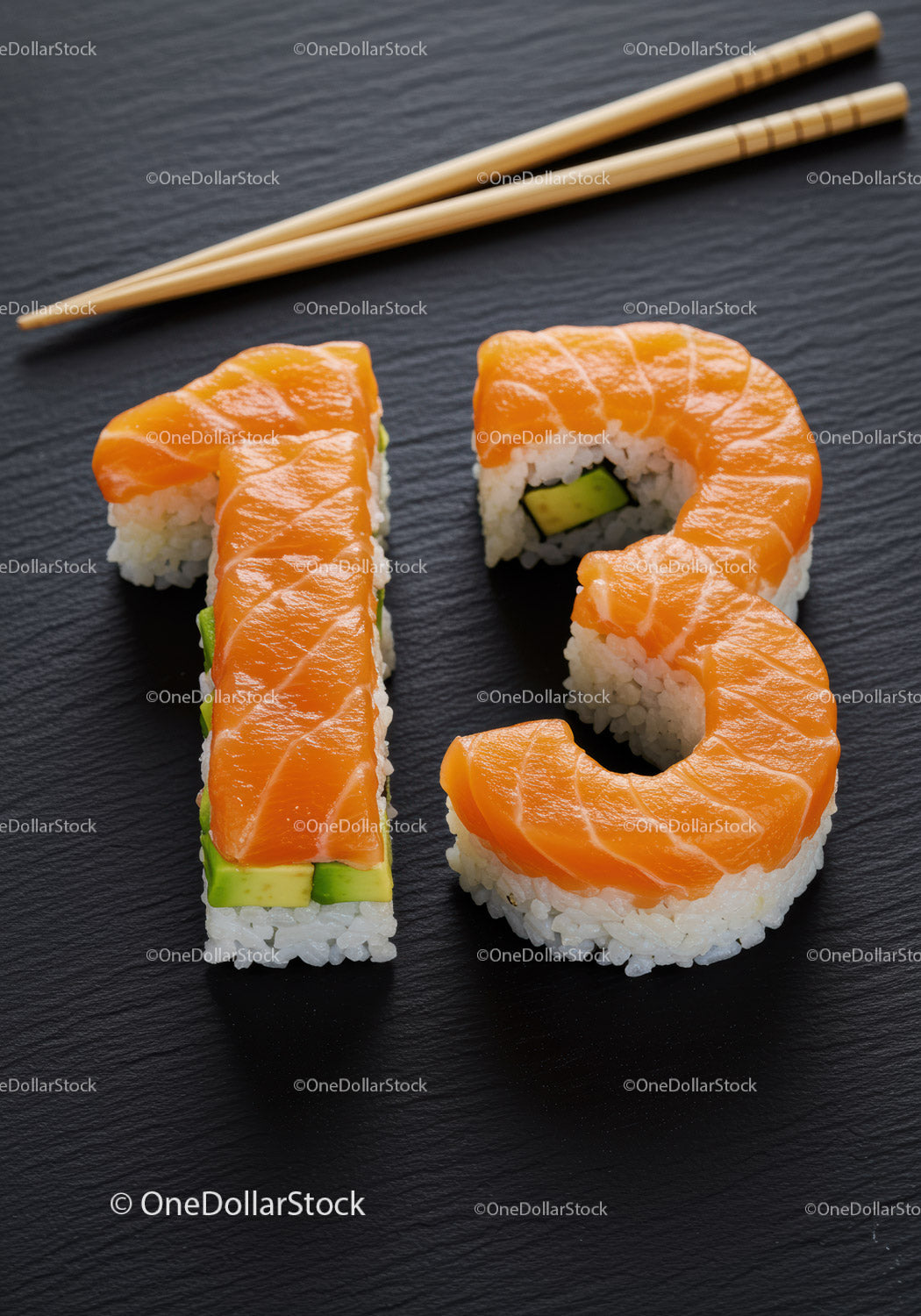 Sushi w kształcie cyfry 13 z pałeczkami na czarnym talerzu
