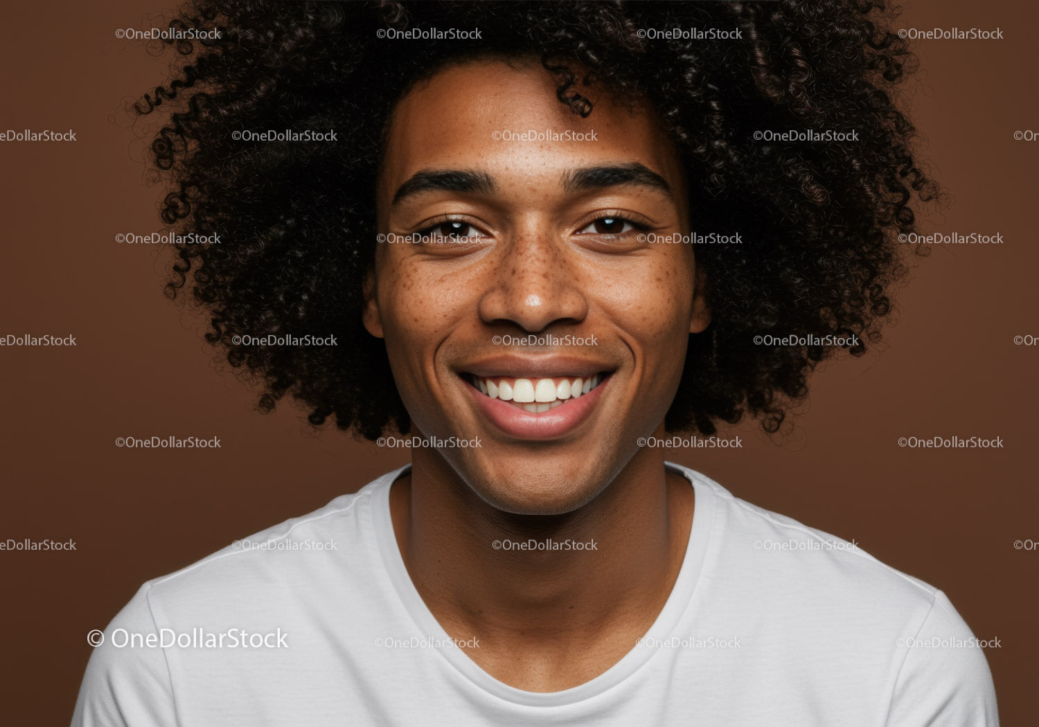 Radosna kobieta z kręconymi włosami, uśmiechnięta, portret z bliska