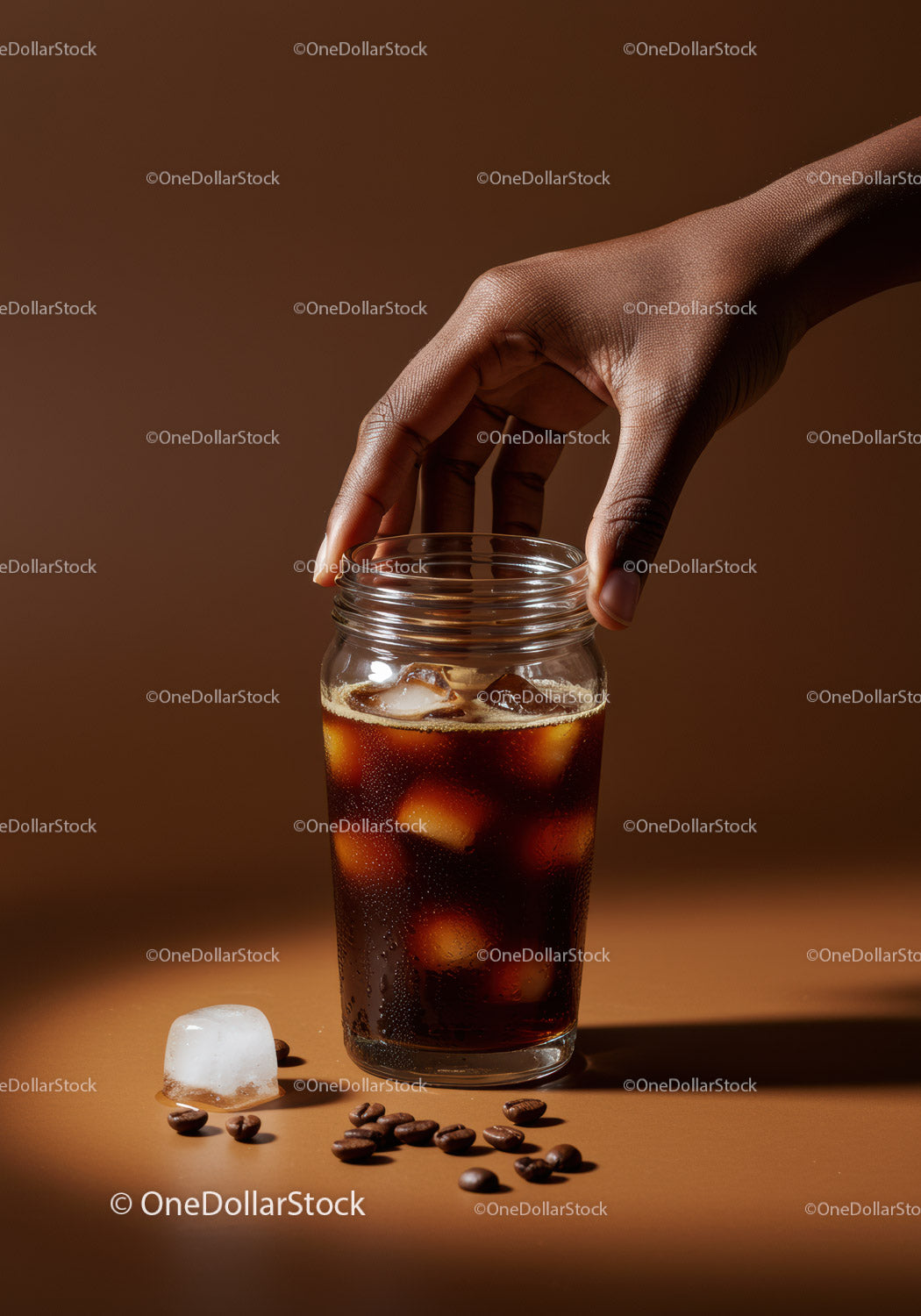 Ręka sięgająca po szklankę mrożonej kawy Cold Brew