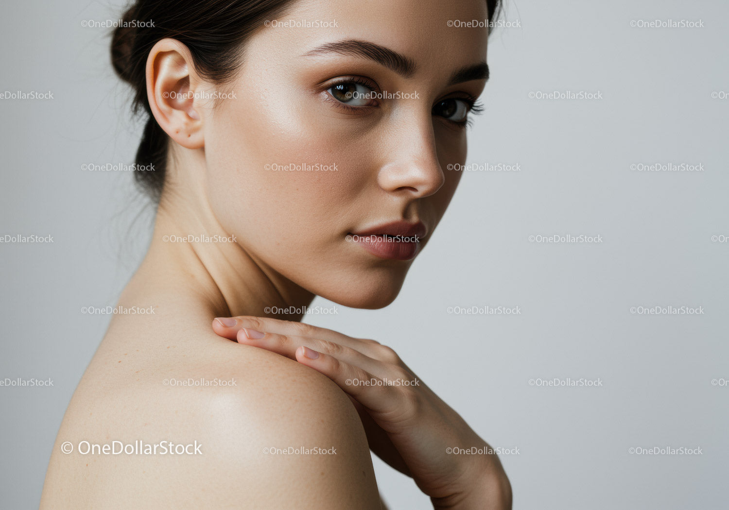 Portret eleganckiej kobiety z czystą cerą i naturalnym makijażem