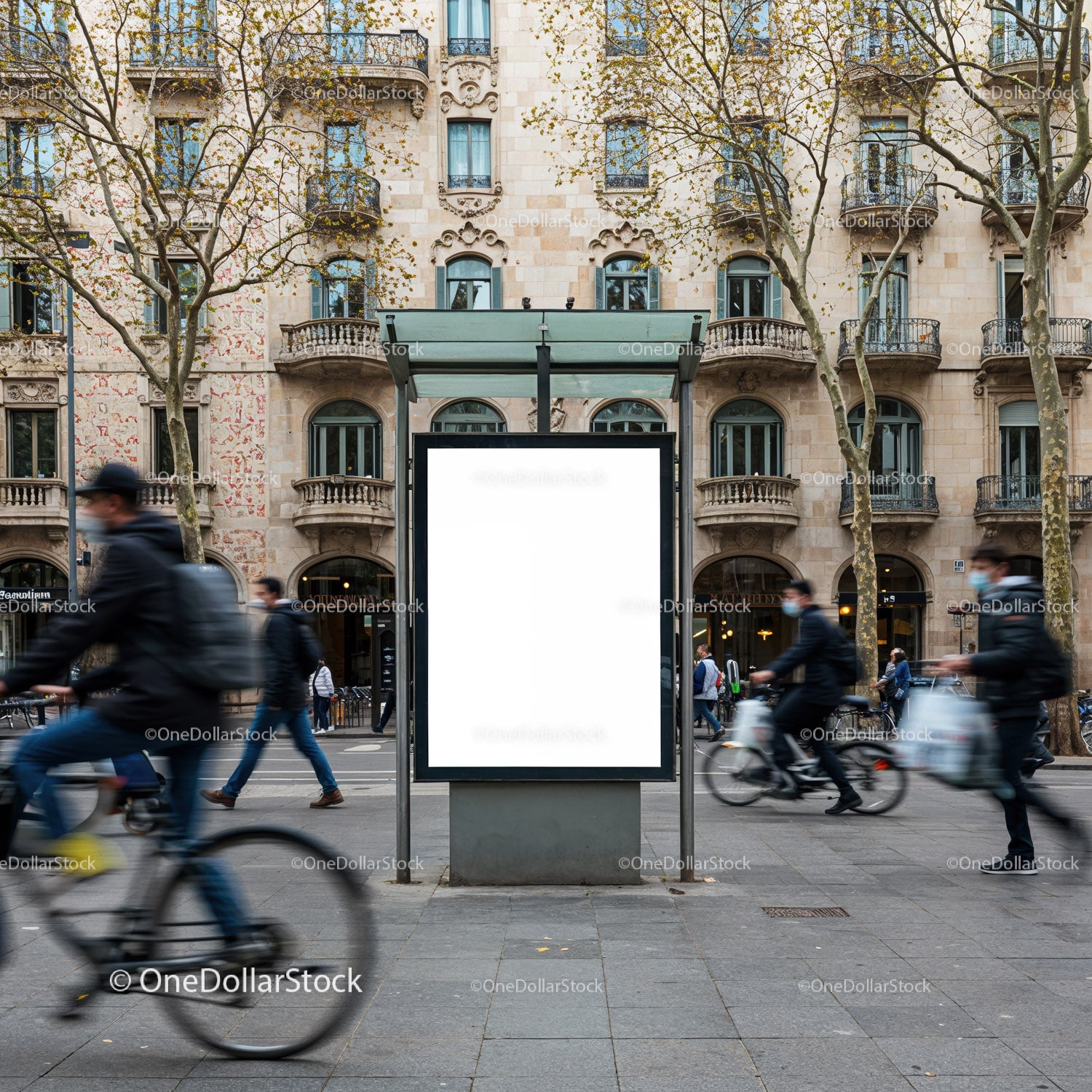 Scena miejska z pustym billboardem i przejeżdżającymi rowerzystami