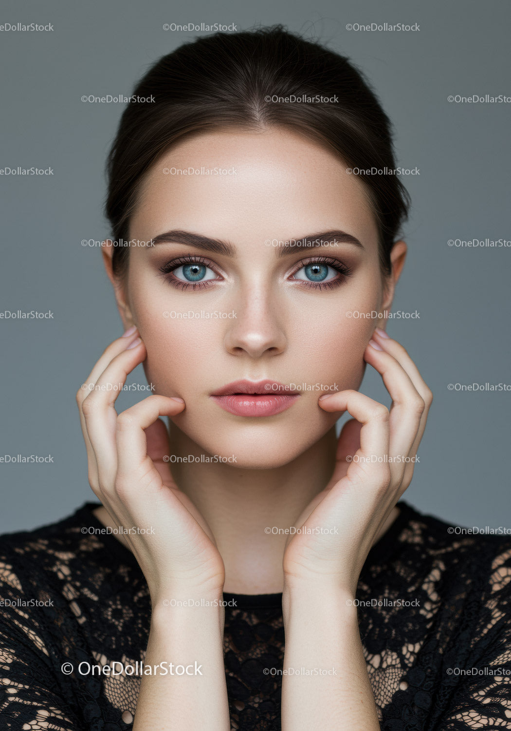 Portret kobiety z jasnoniebieskimi oczami i czystą skórą.