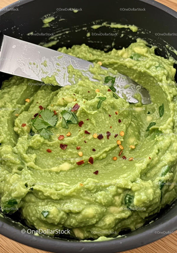 Świeże domowe guacamole z płatkami chili i ziołami