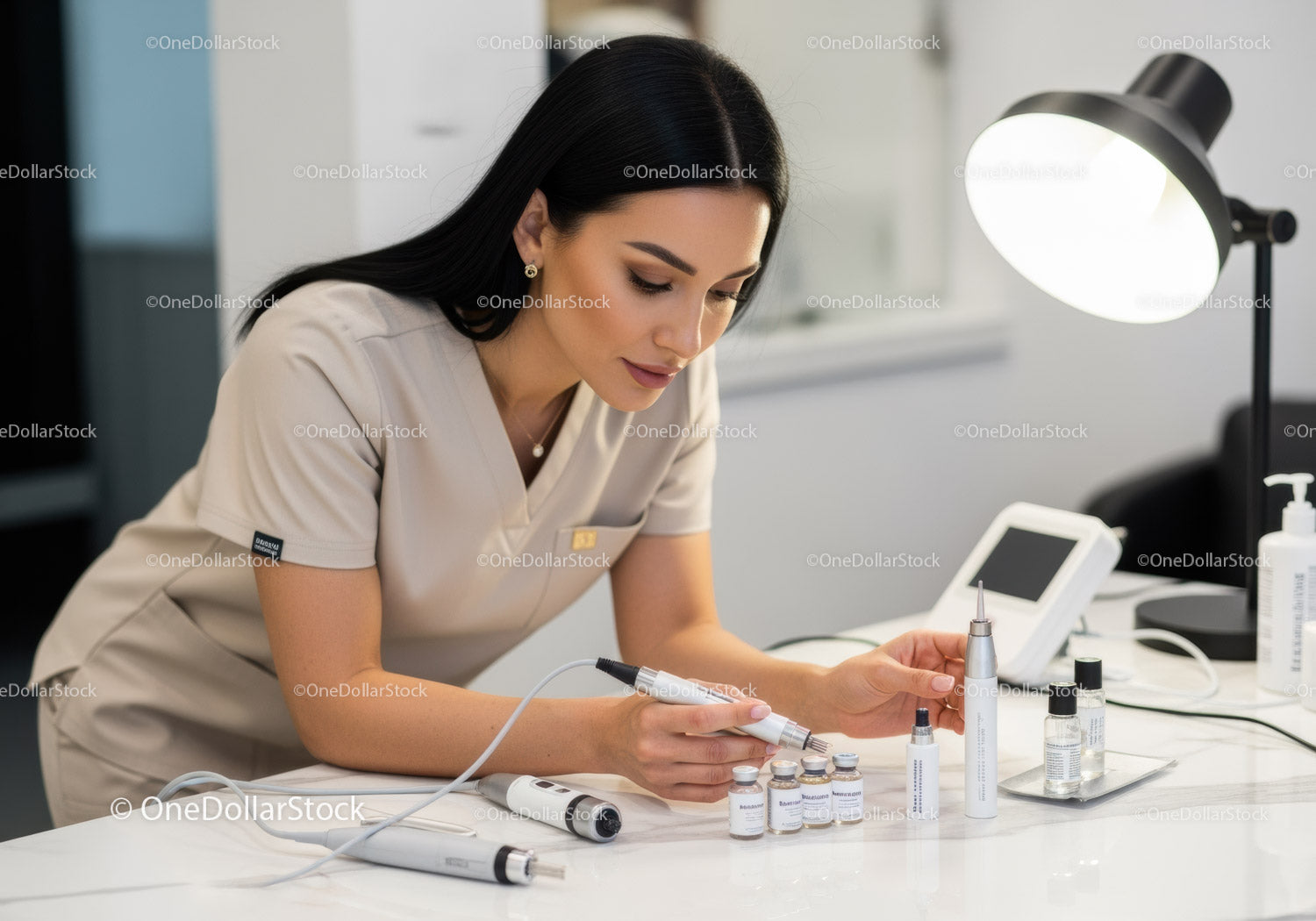 Naukowiec prowadząca badania laboratoryjne z użyciem probówek