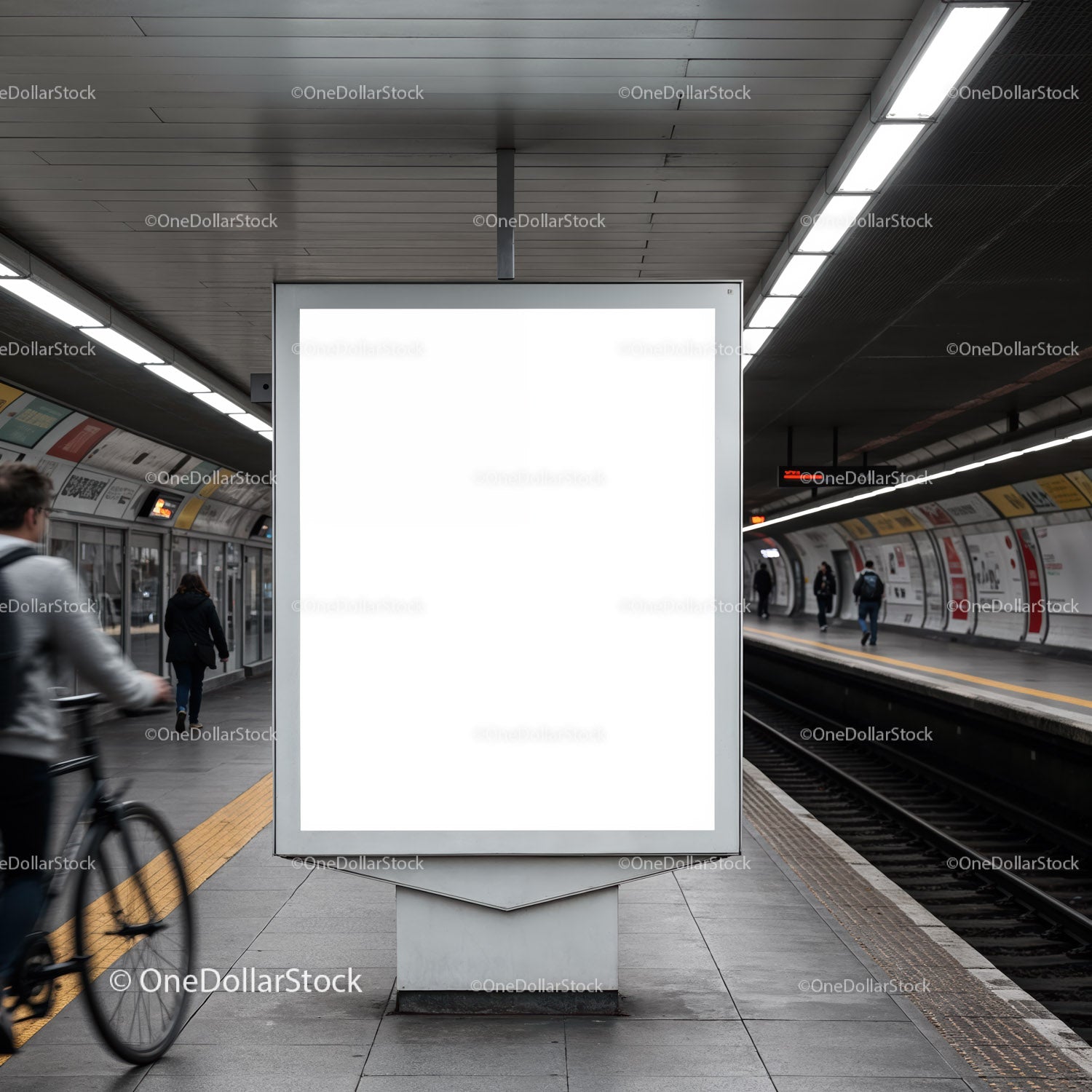 Pusta tablica reklamowa na nowoczesnym peronie metra