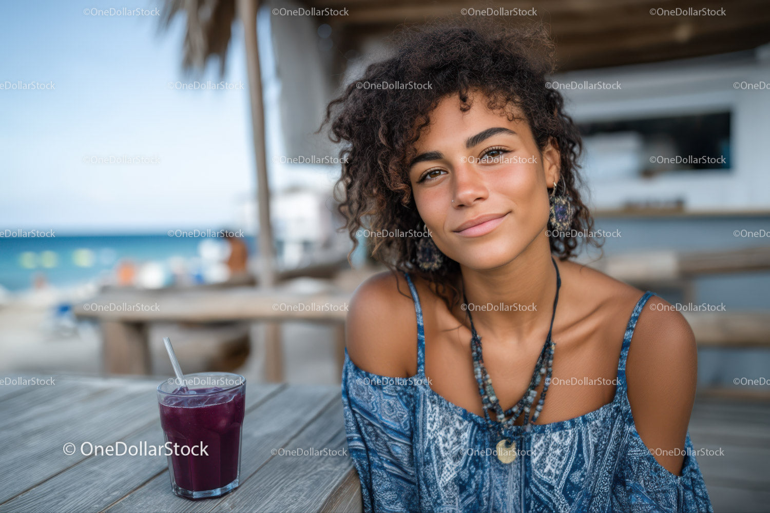 Portret uśmiechniętej młodej kobiety w kawiarni przy tropikalnej plaży