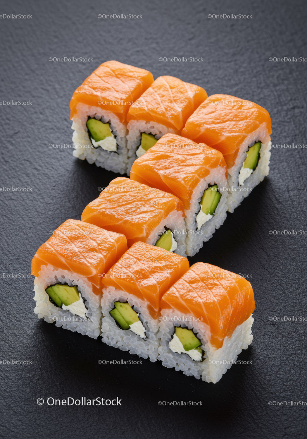 Świeże rolki sushi z łososiem, awokado i serkiem śmietankowym