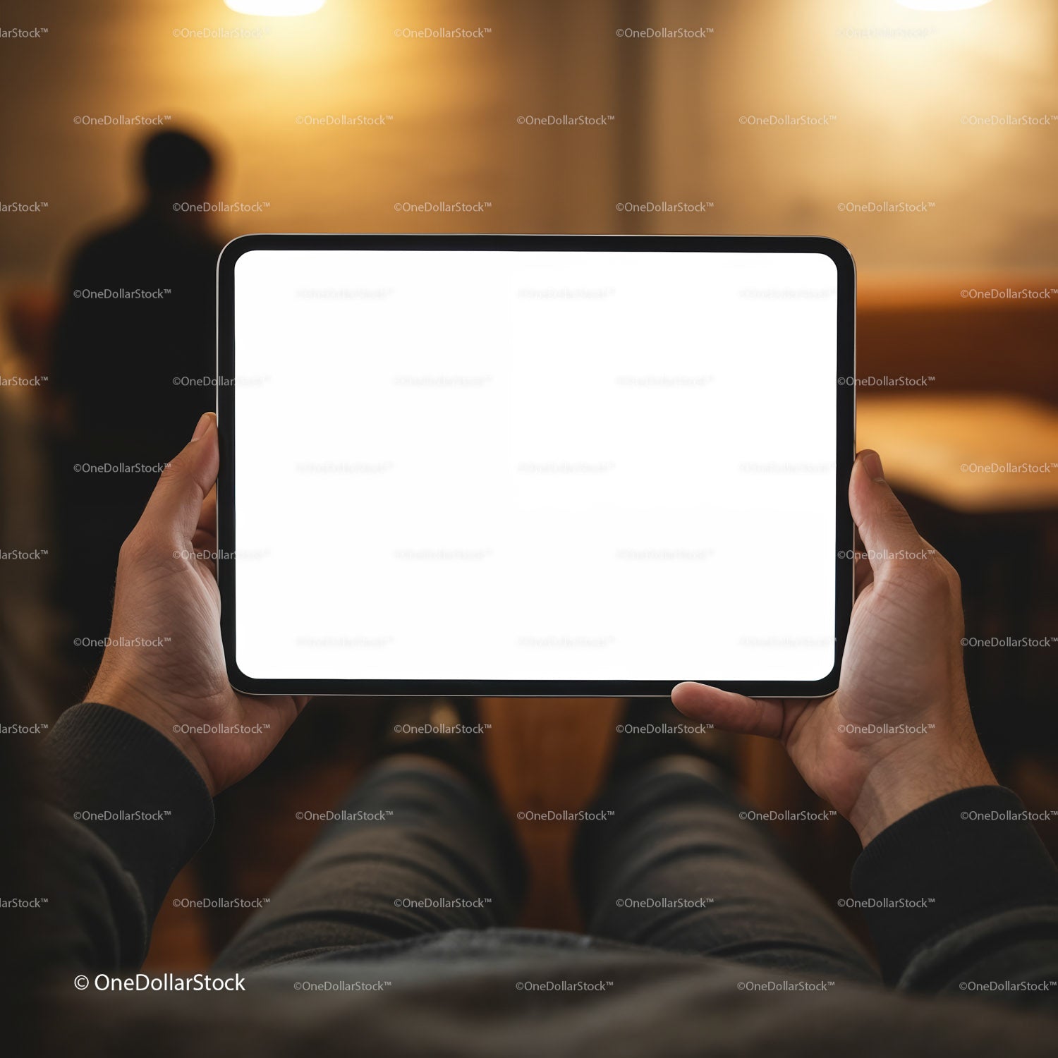 Osoba trzymająca tablet z pustym ekranem w przytulnym otoczeniu