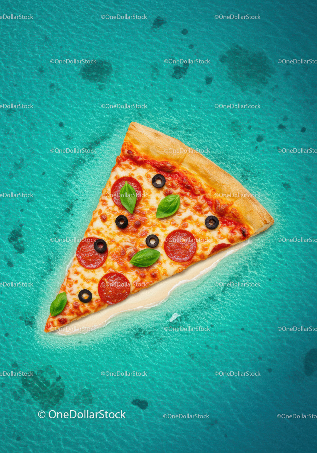 Kawałek pizzy pepperoni unoszący się na turkusowej wodzie