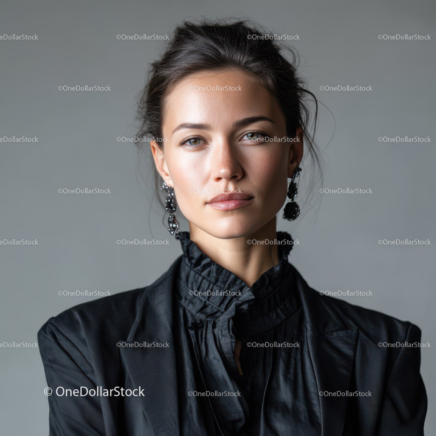 Portret eleganckiej kobiety w klasycznej czarnej bluzce