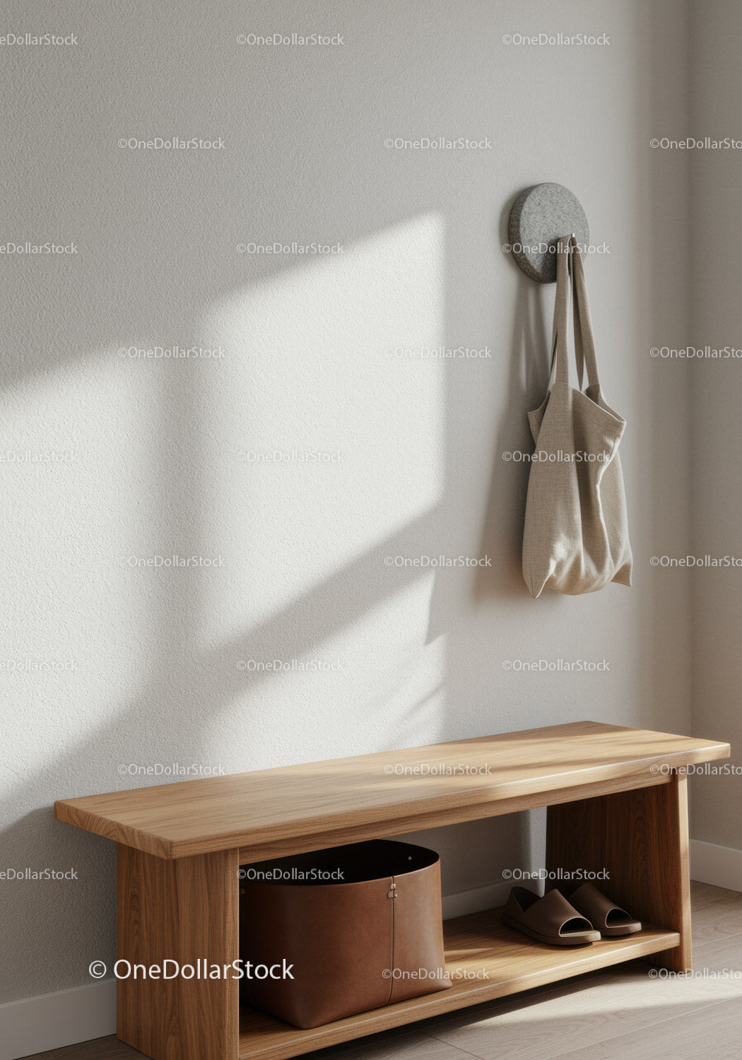 Minimalistyczna drewniana ławka z beżową torbą w nowoczesnym przedpokoju