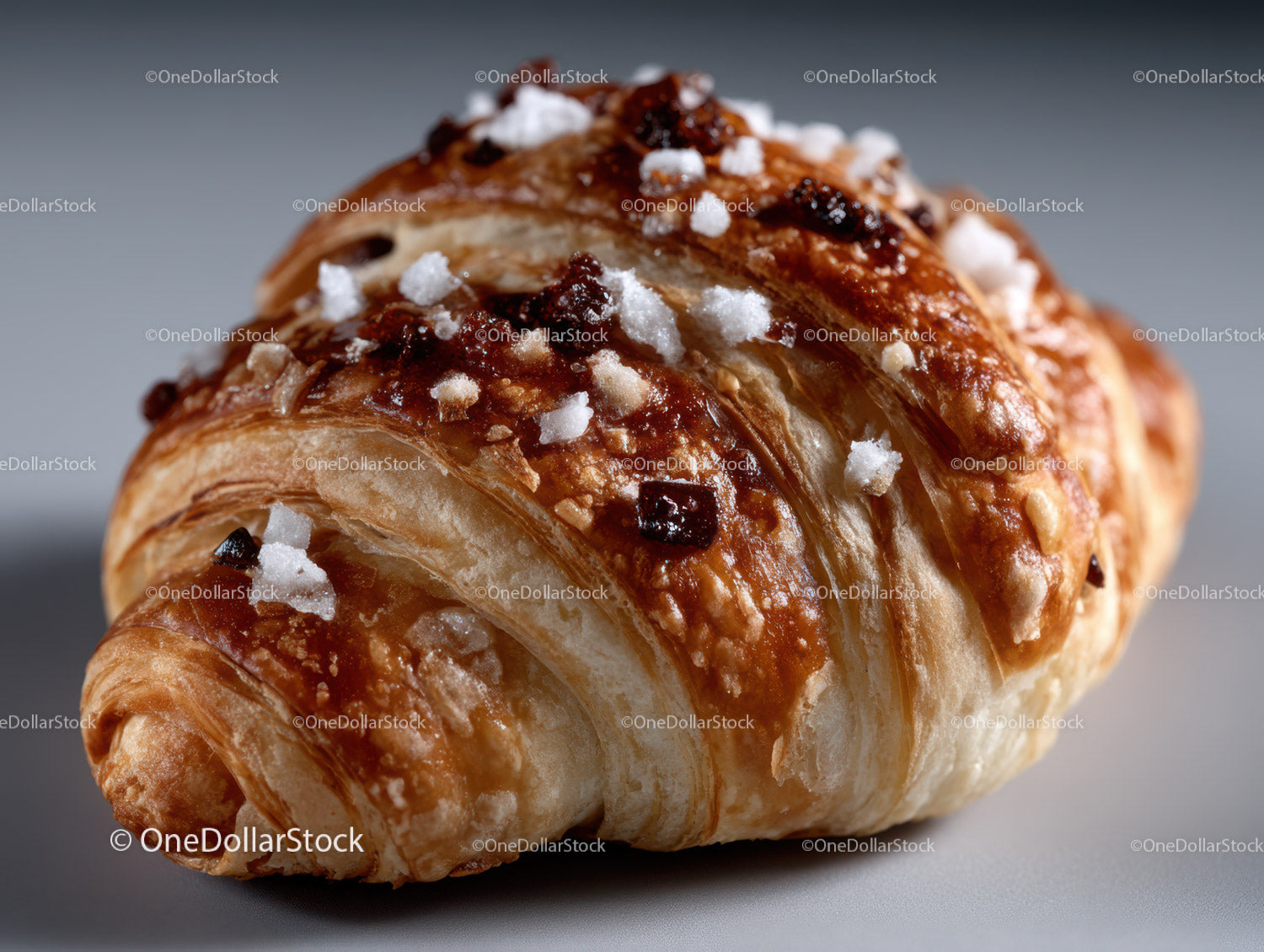 Ciasto croissant z kawałkami czekolady i cukrową posypką na śniadanie lub deser