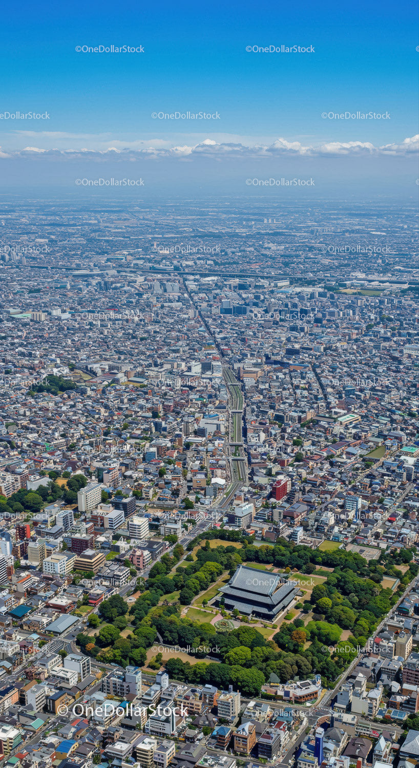 Widok z lotu ptaka na Tokio z tradycyjną świątynią i nowoczesną panoramą