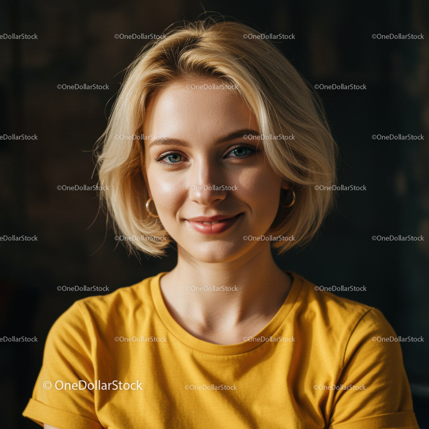 Naturalna blondynka uśmiechająca się w żółtej koszulce z niebieskimi oczami