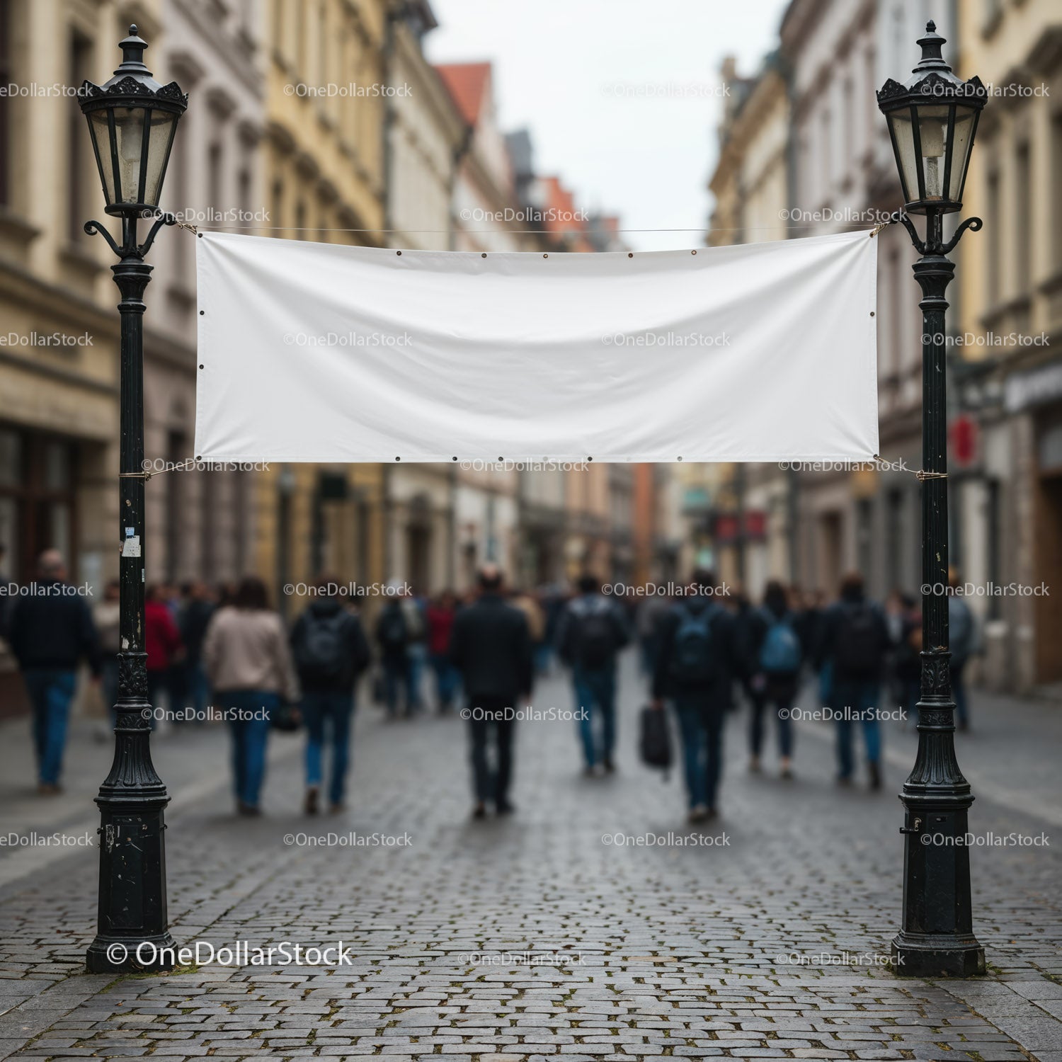 Pusty baner wiszący między zabytkowymi latarniami ulicznymi w mieście