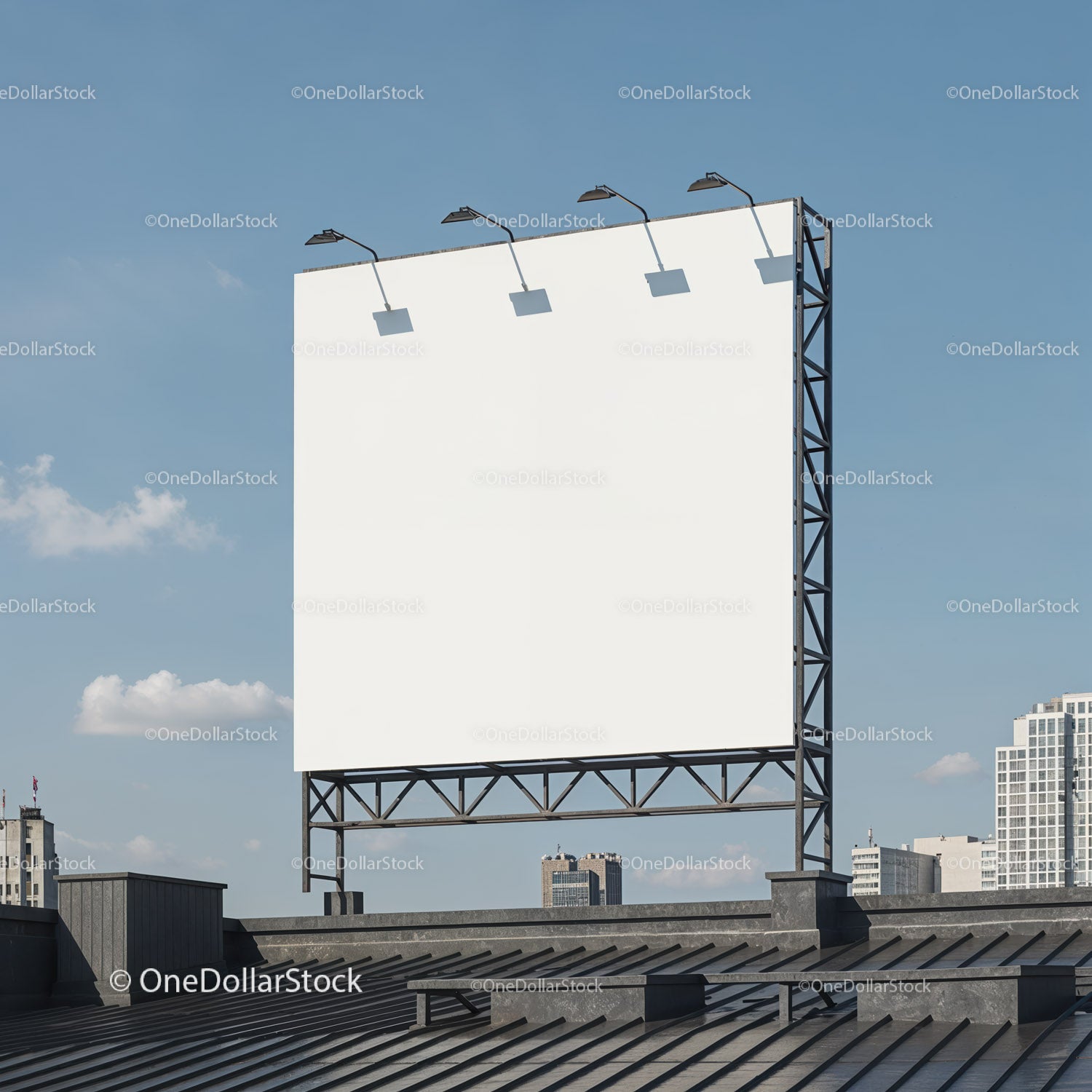Pusty billboard na dachu na tle czystego miejskiego nieba