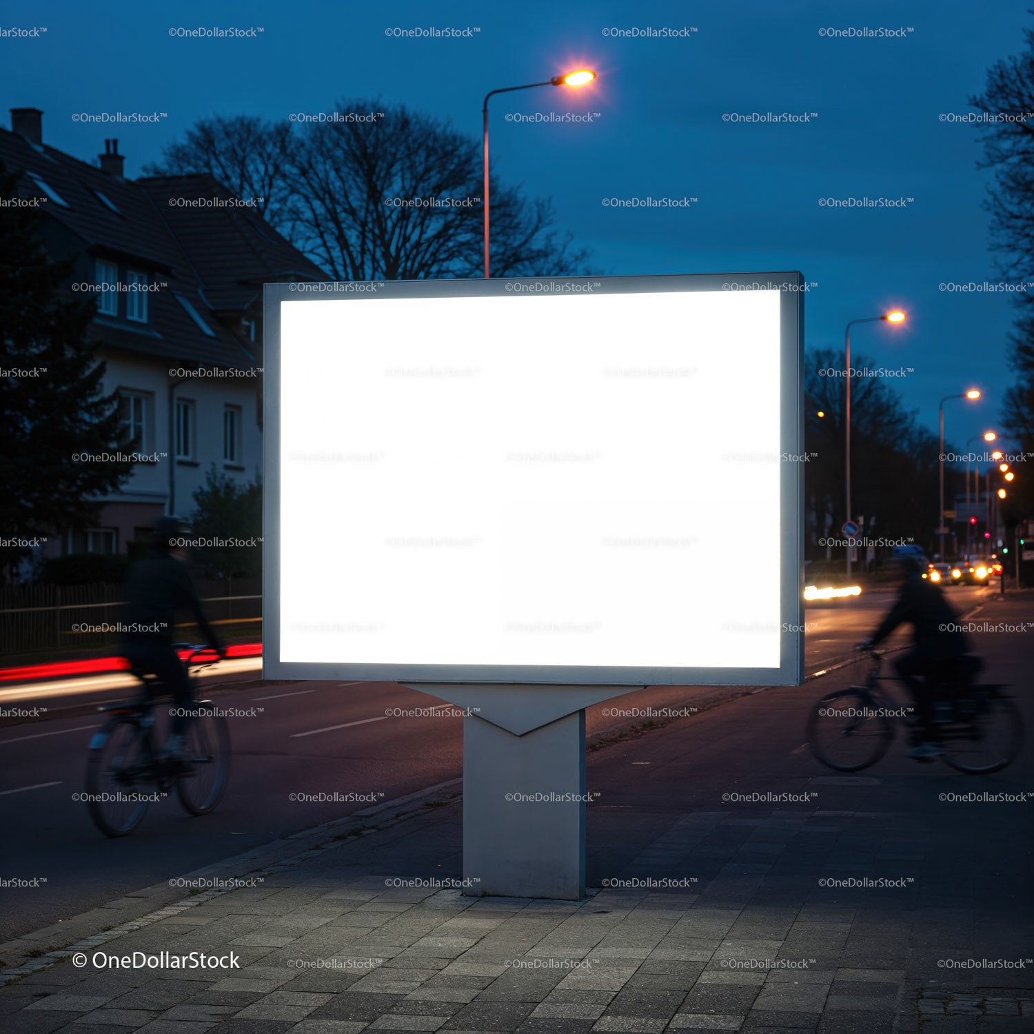 Pusty, oświetlony billboard uliczny o zmierzchu w obszarze miejskim
