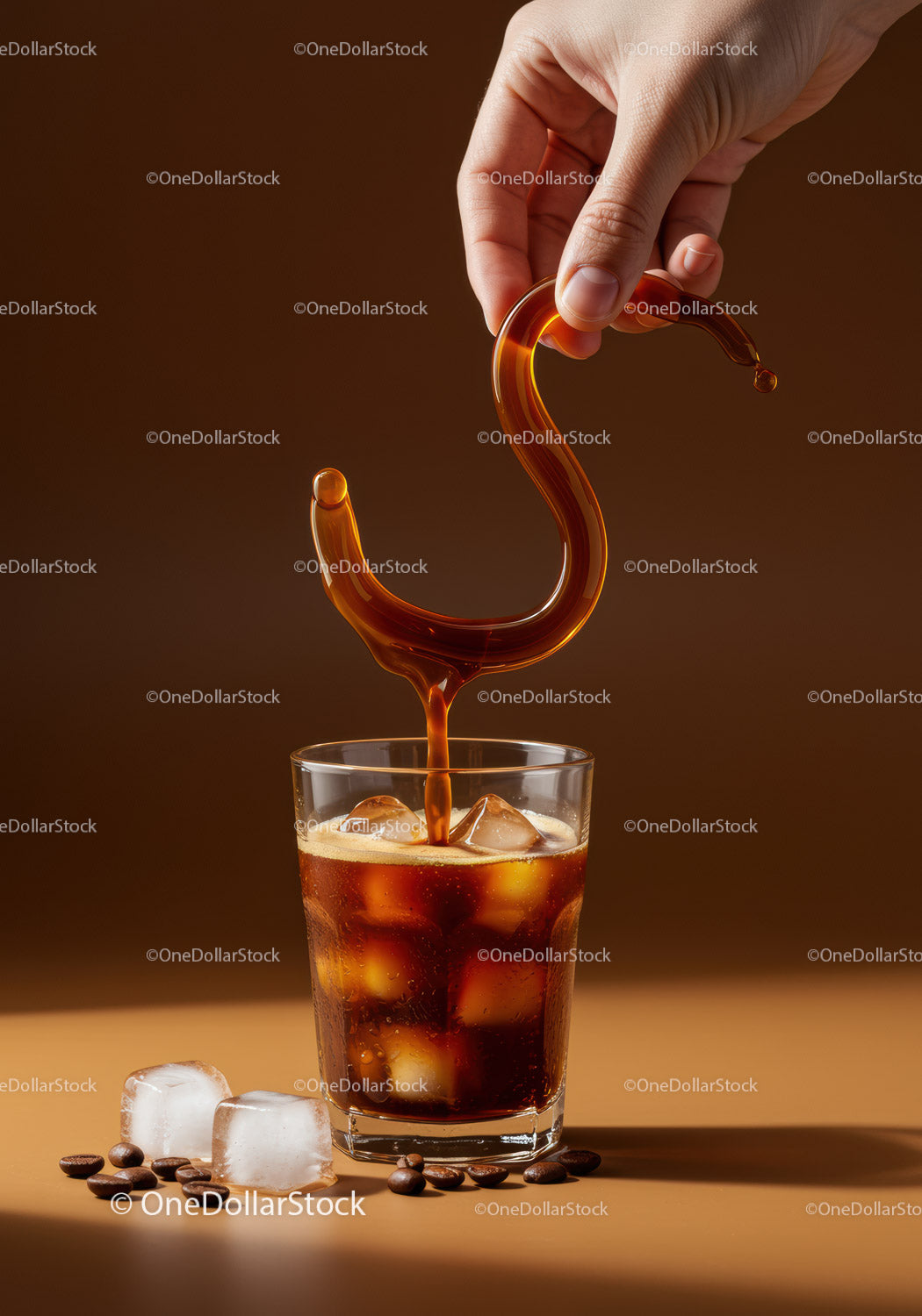 Nalewanie kawy Cold Brew na kostki lodu w szklance