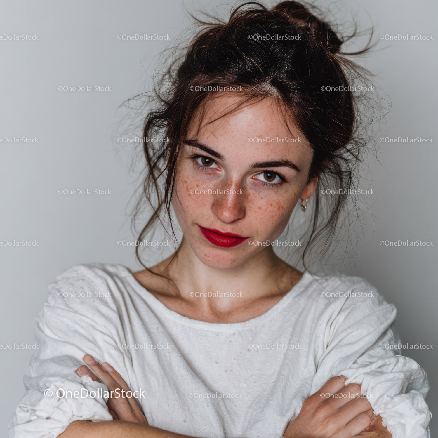 Portret młodej kobiety z piegami i czerwoną szminką