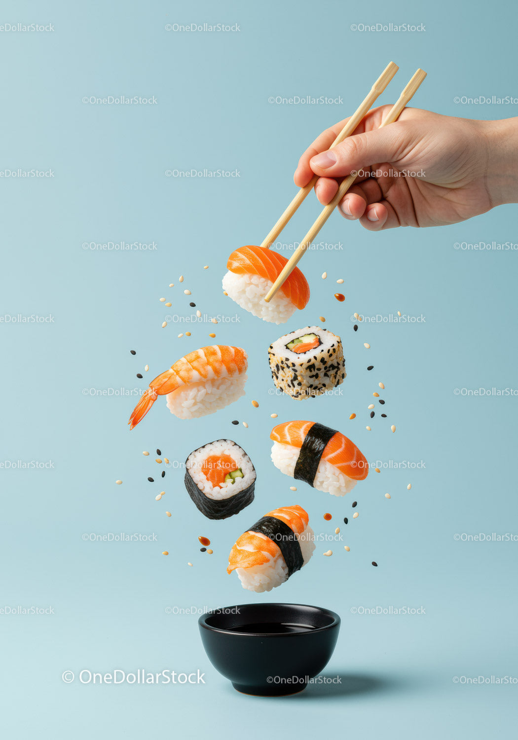 Pałeczki w dłoniach z pływającą miską sushi i sosem sojowym