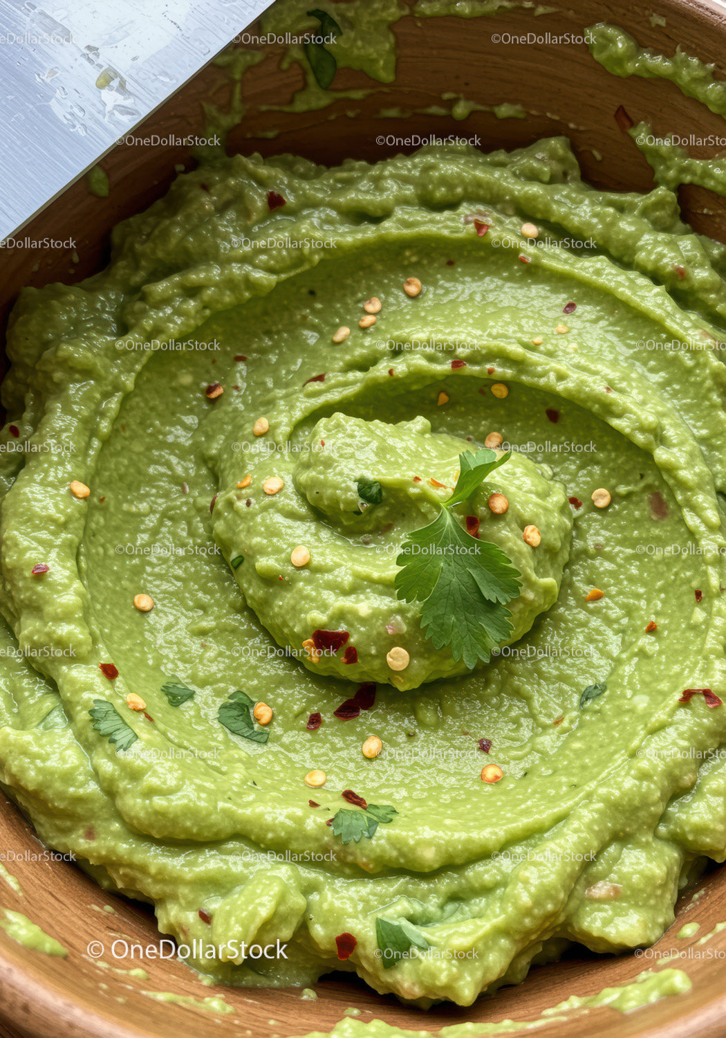 Gładki, świeży sos guacamole w rustykalnej misce z przyprawami