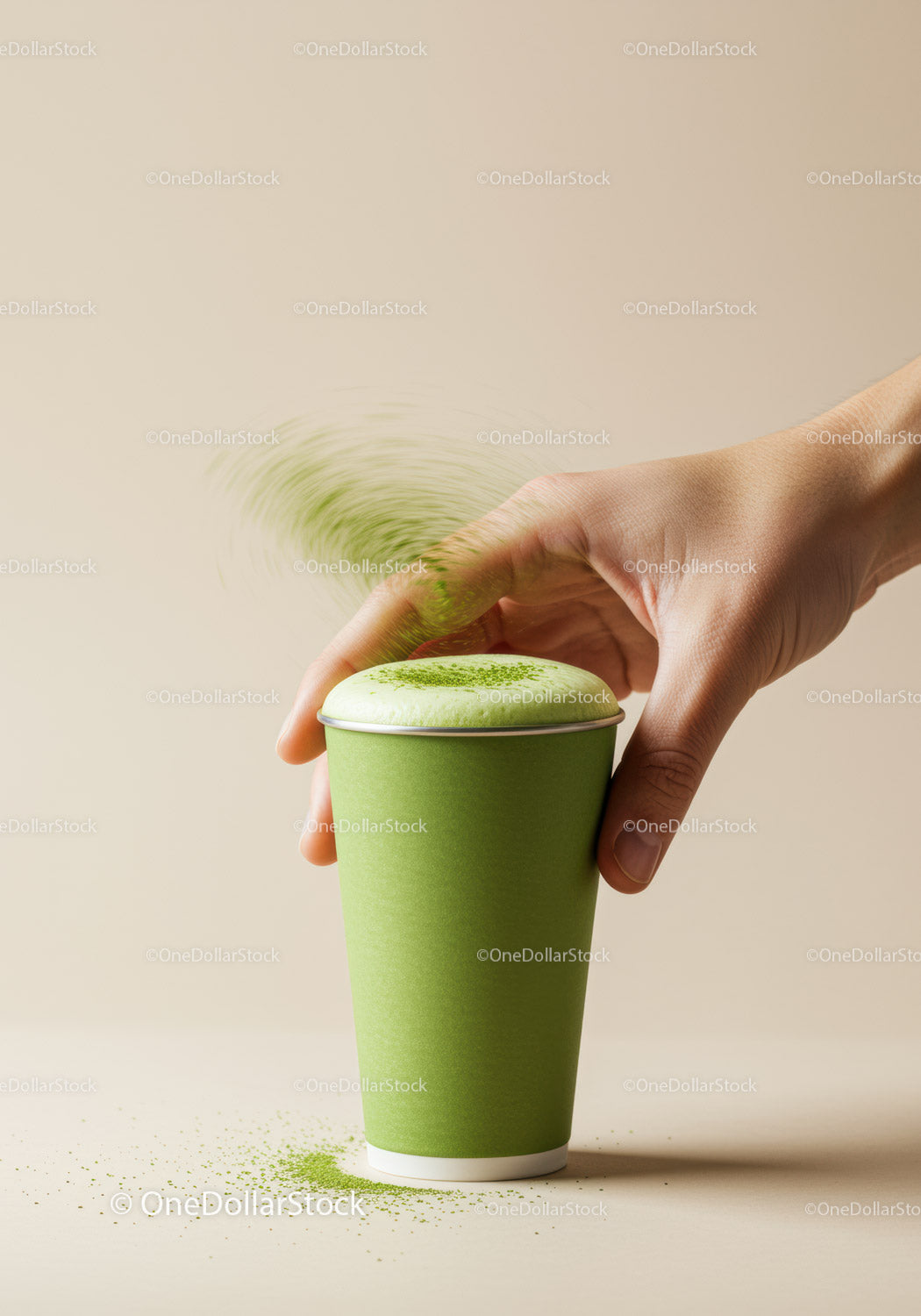 Ręczne posypywanie proszku Matcha na zielonej herbacie latte