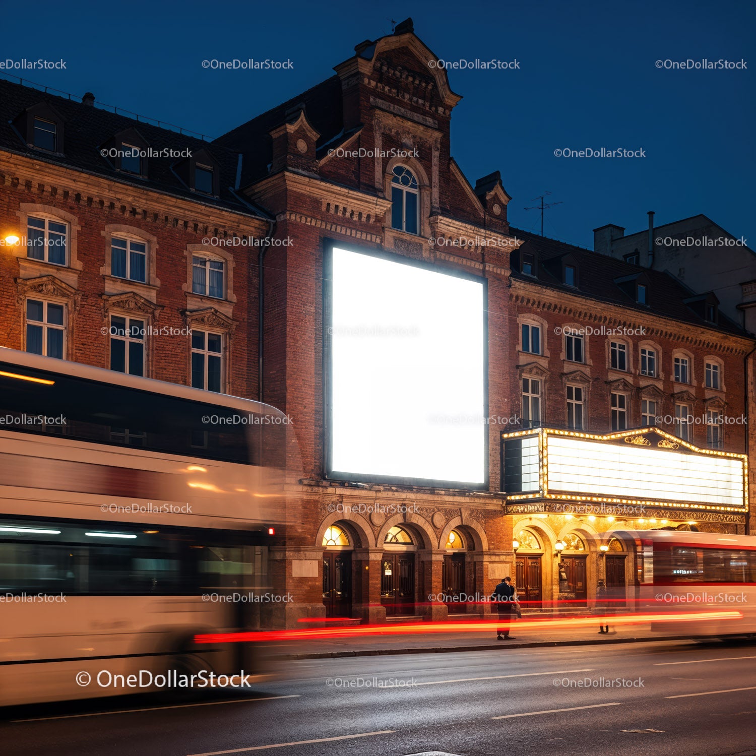 Historyczna fasada teatru z jasnym billboardem w nocy