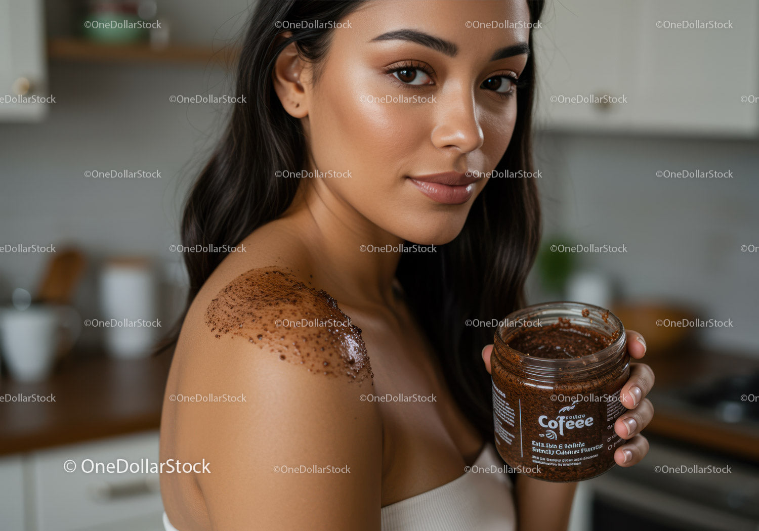 Młoda kobieta nakładająca peeling kawowy na ramiona w celu odmłodzenia skóry