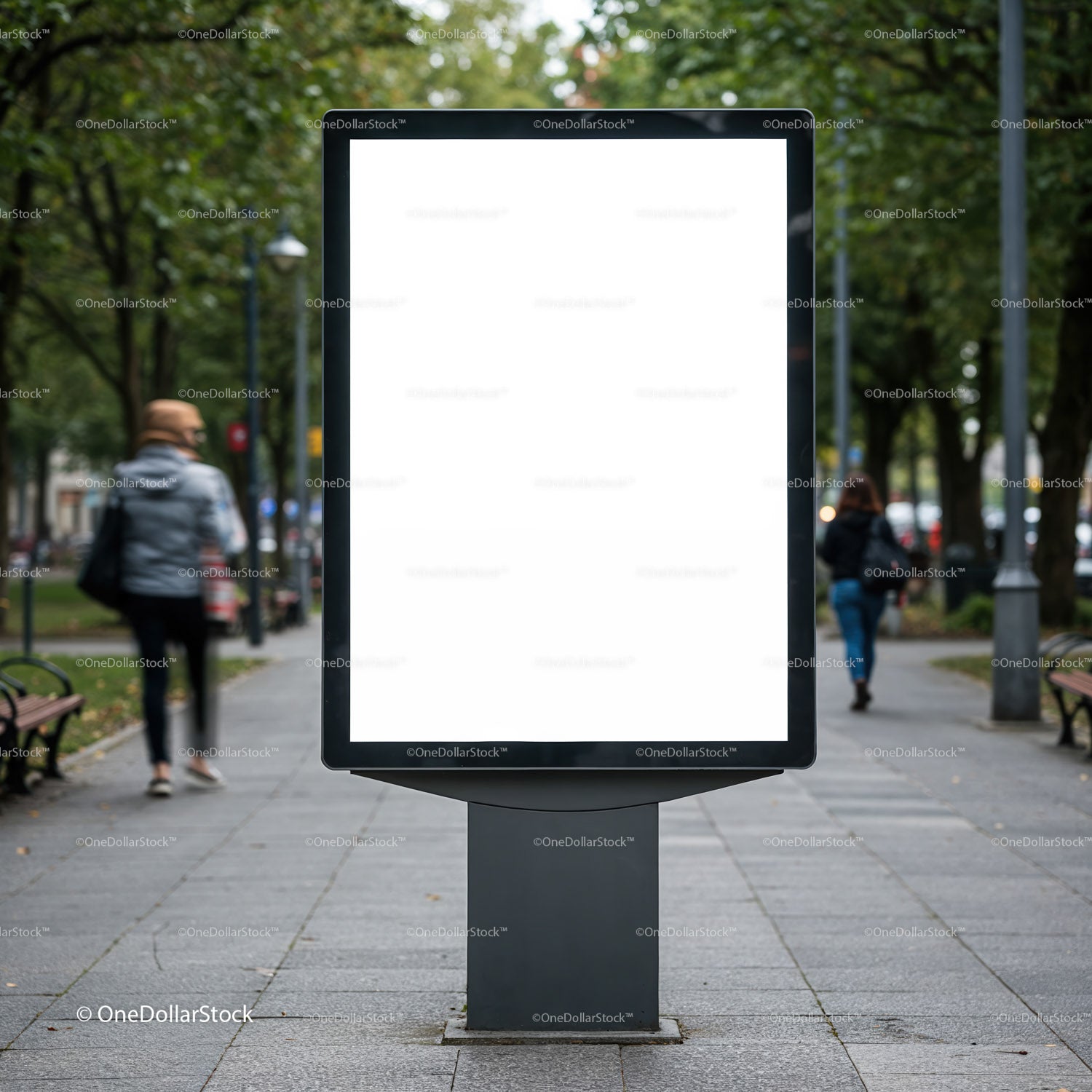 Pusty miejski billboard na ścieżce w parku miejskim