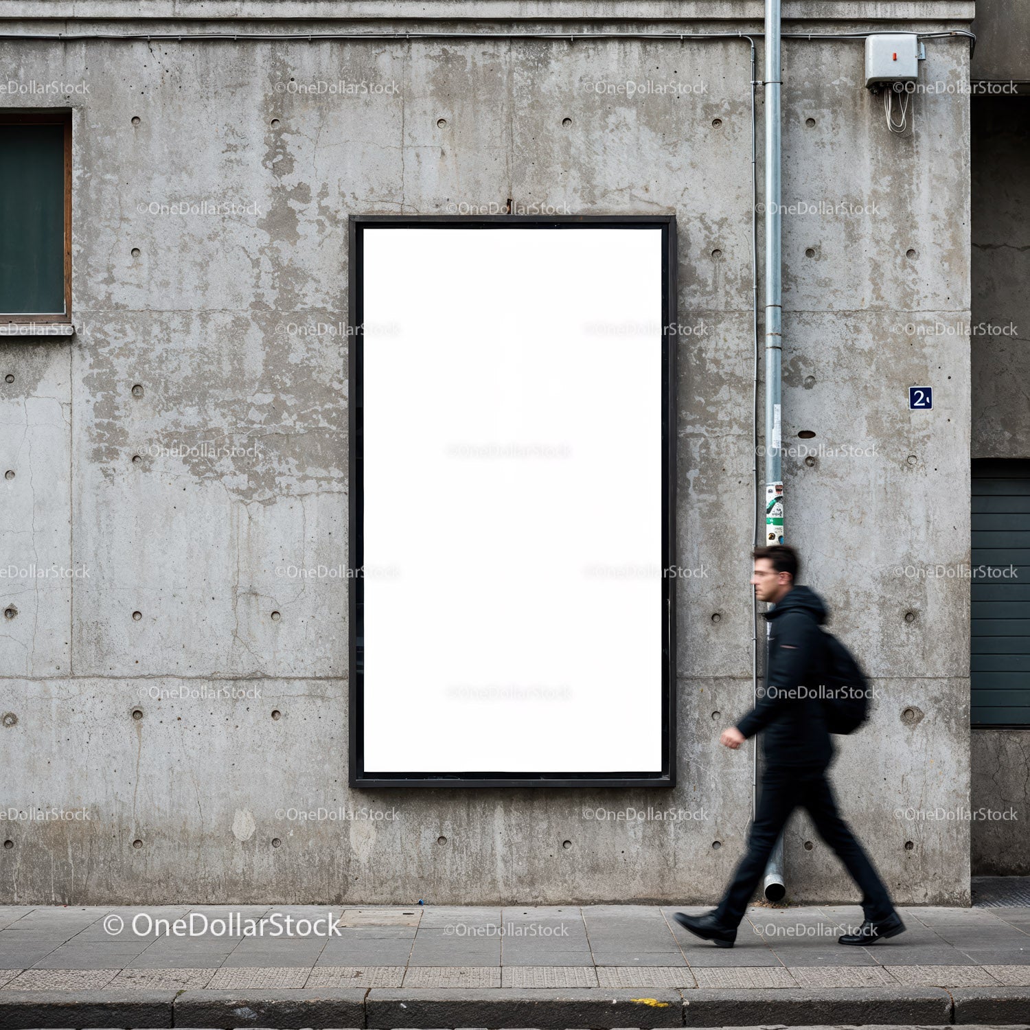 Mężczyzna przechodzący obok pustego miejskiego billboardu reklamowego