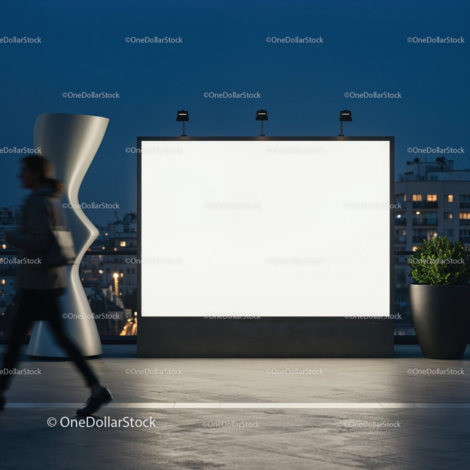 Pusty, oświetlony billboard na dachu miejskim o zmierzchu