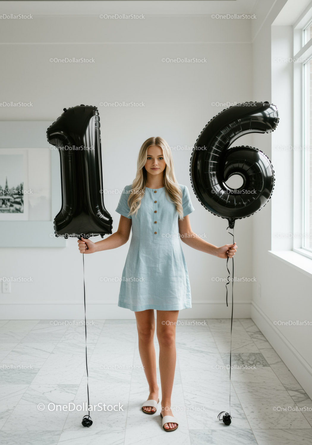 Nastolatka świętująca 16. urodziny z balonami