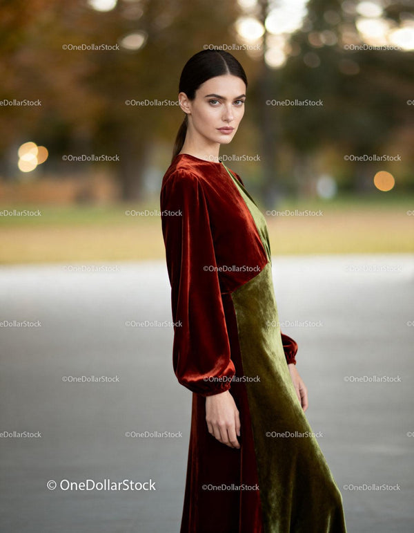 Elegancka kobieta w aksamitnej sukience w jesiennym parku