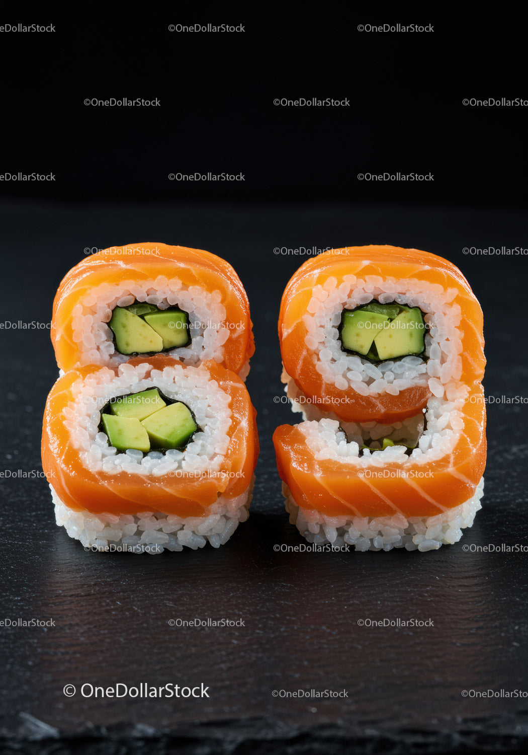 Świeże rolki sushi z łososiem i awokado na czarnym łupku
