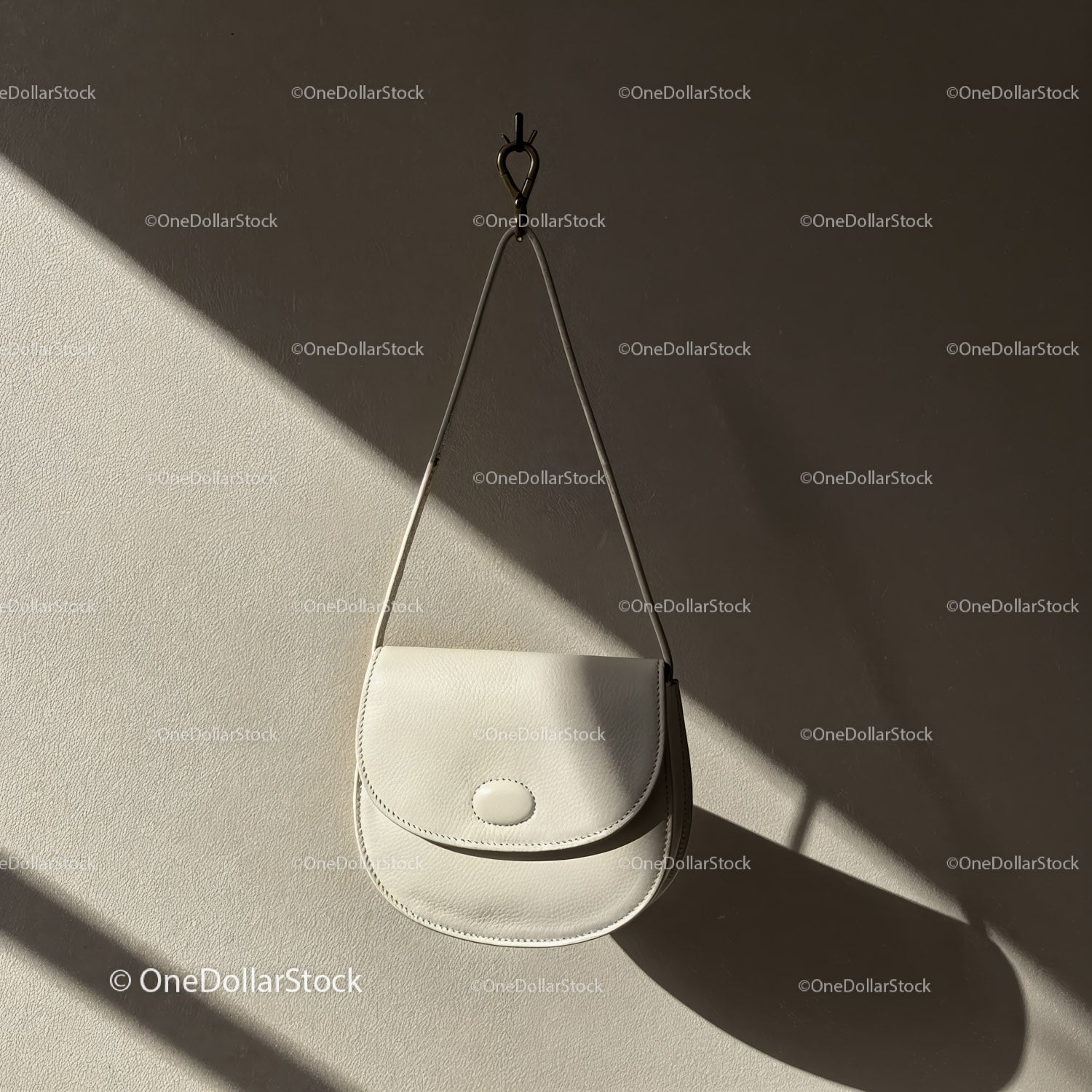 Minimalistyczna, biała skórzana torba wisząca na ścianie