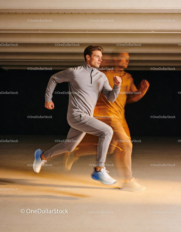 Atletyczny mężczyzna biegnący w pomieszczeniu z efektem dynamicznego ruchu