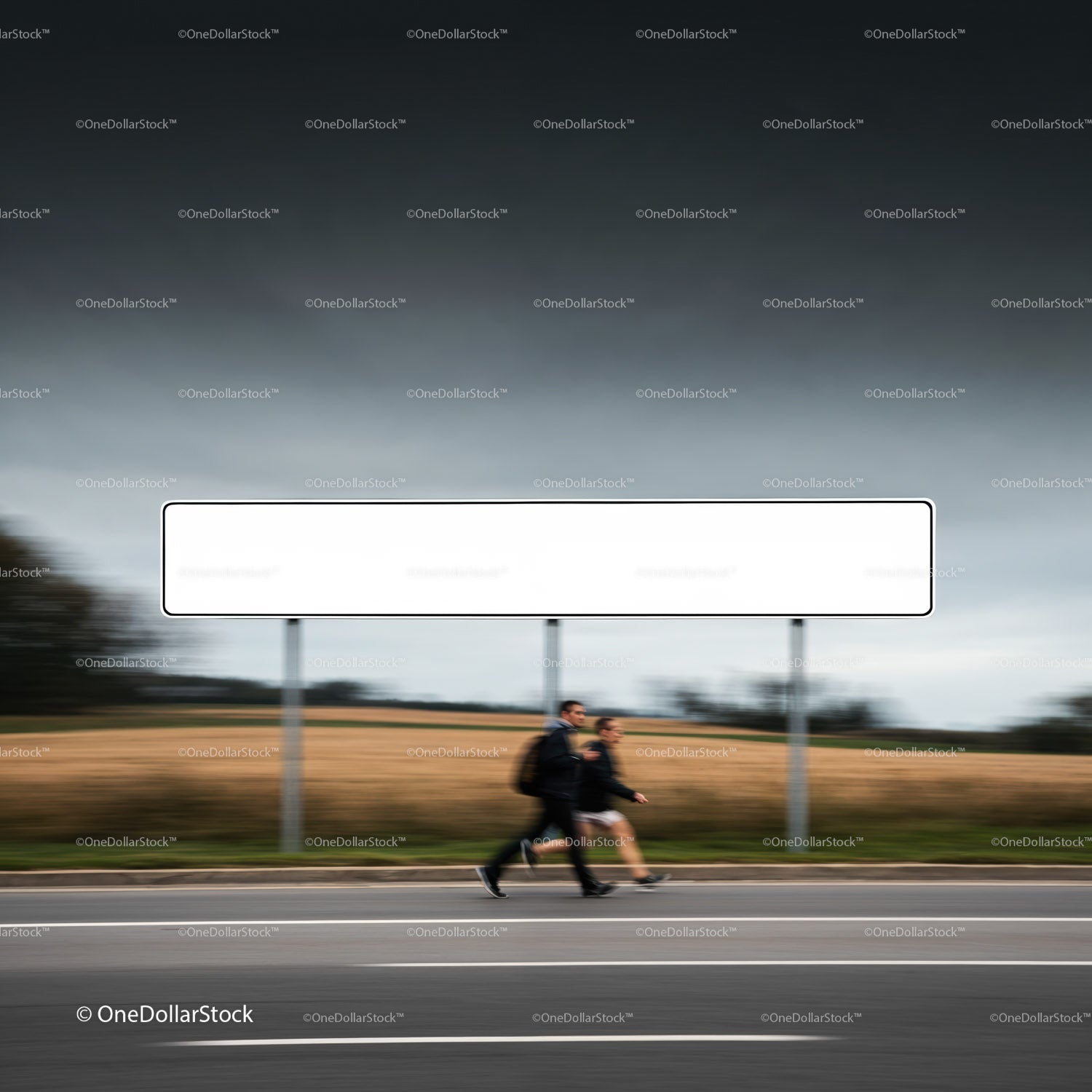 Dwie osoby przechodzące obok pustego billboardu przy drodze na zewnątrz