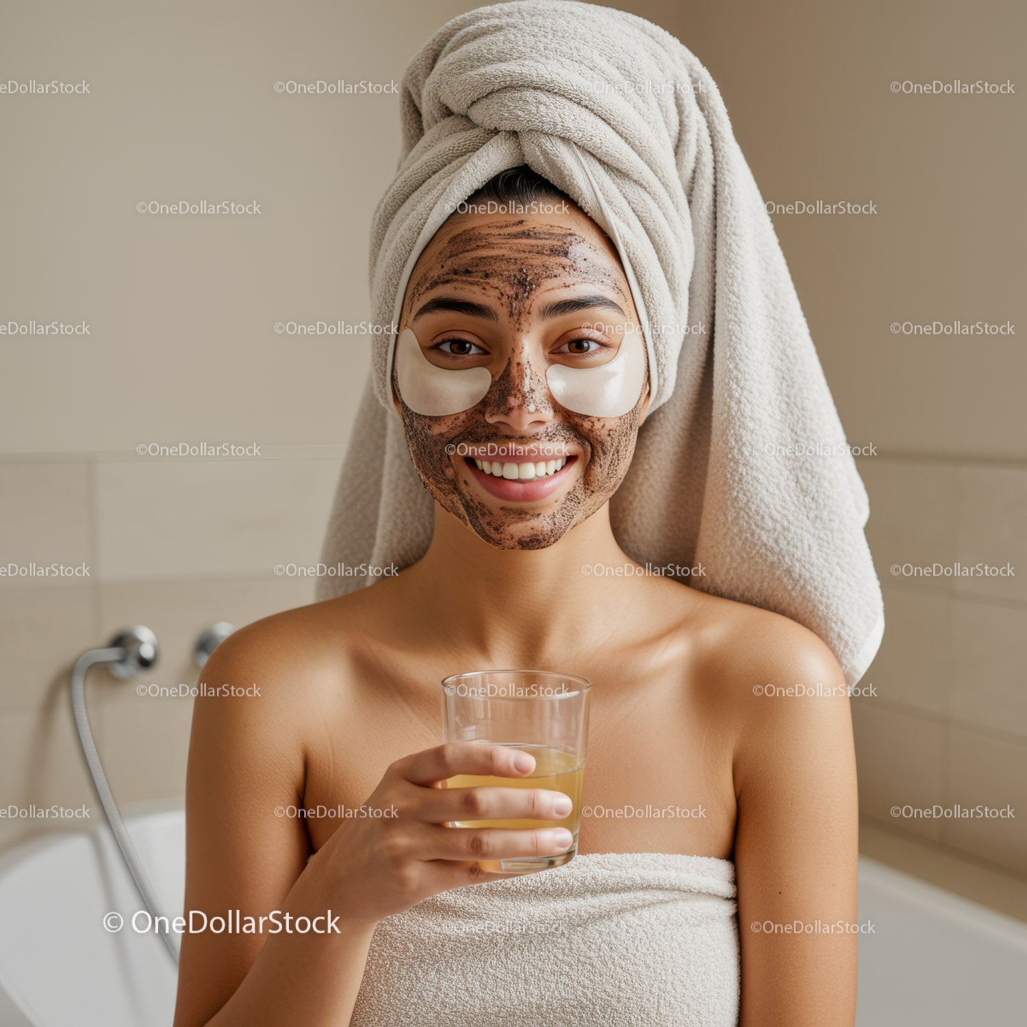 Uśmiechnięta kobieta z maseczką na twarz i ręcznikiem po zabiegu w spa